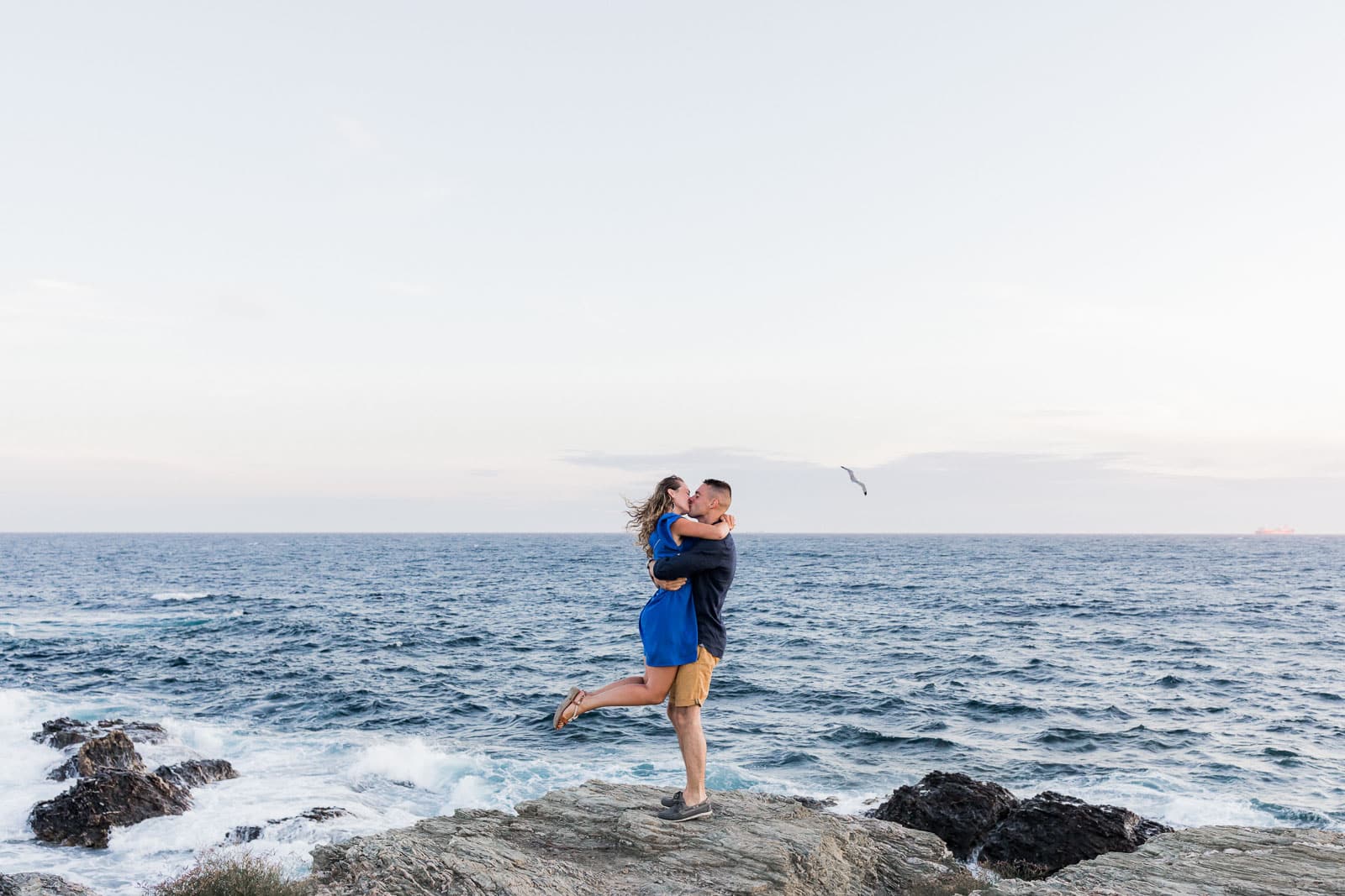 Photographie de Mathieu Dété, photographe de mariage à La Réunion 974, présentant des conseils pour des poses des séances photo de couple, dans les bras l'un de l'autre, en bord de mer