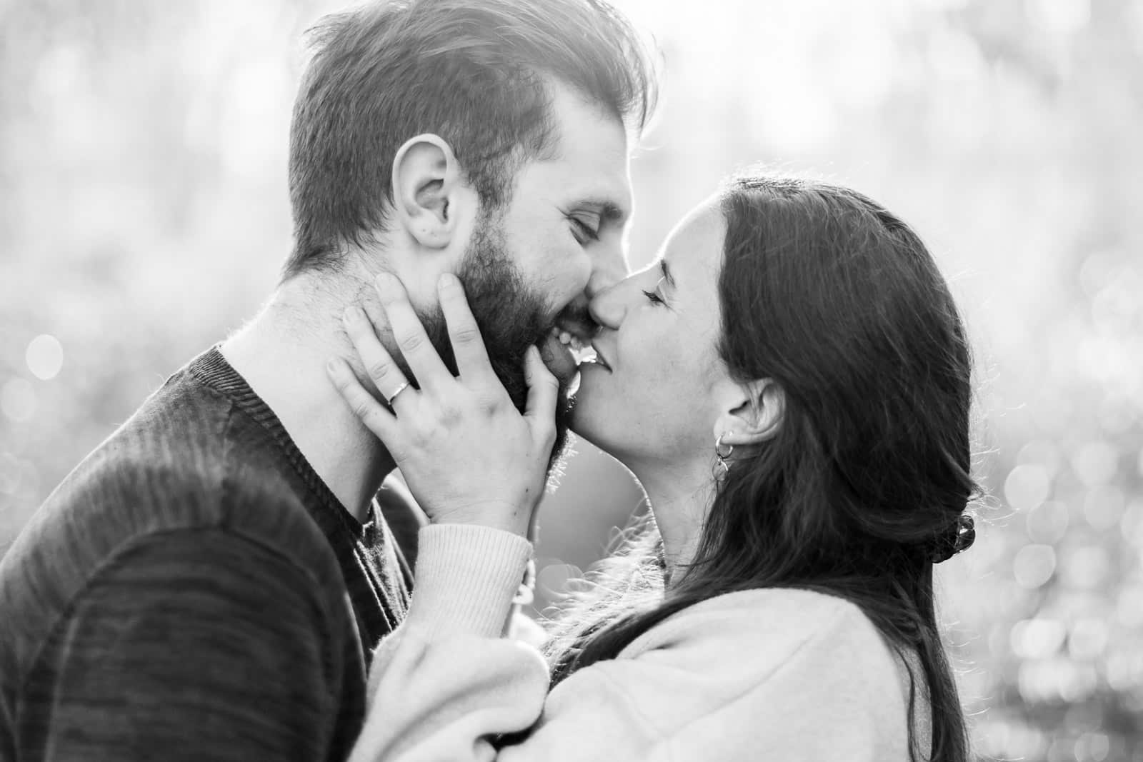 Photographie de Mathieu Dété présentant les meilleures poses pour des photos de couple, le couple s'embrasse tendrement