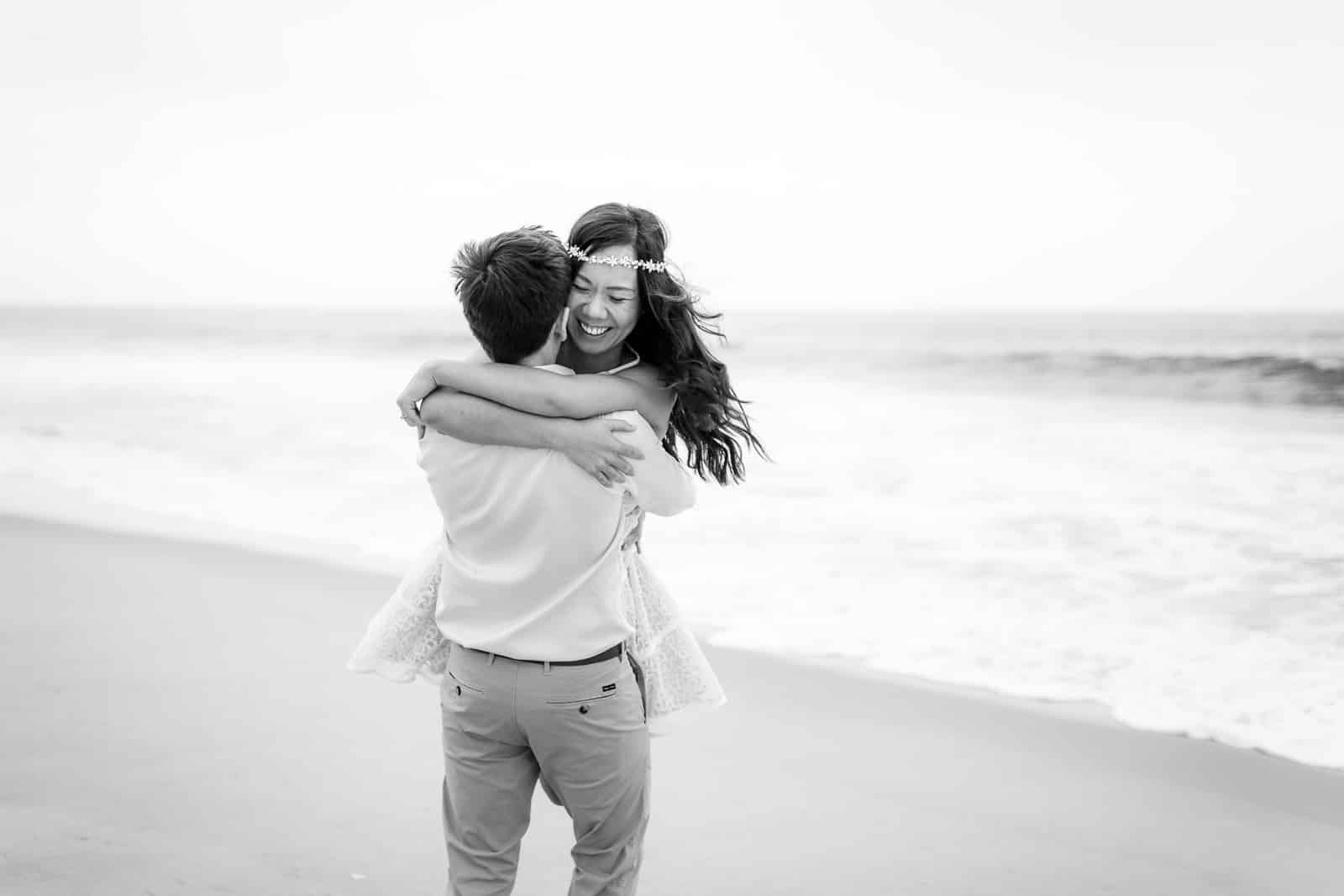 Photographie de Mathieu Dété, photographe de mariage à La Réunion 974, présentant des conseils pour des poses des séances photo de couple, dans les bras l'un de l'autre