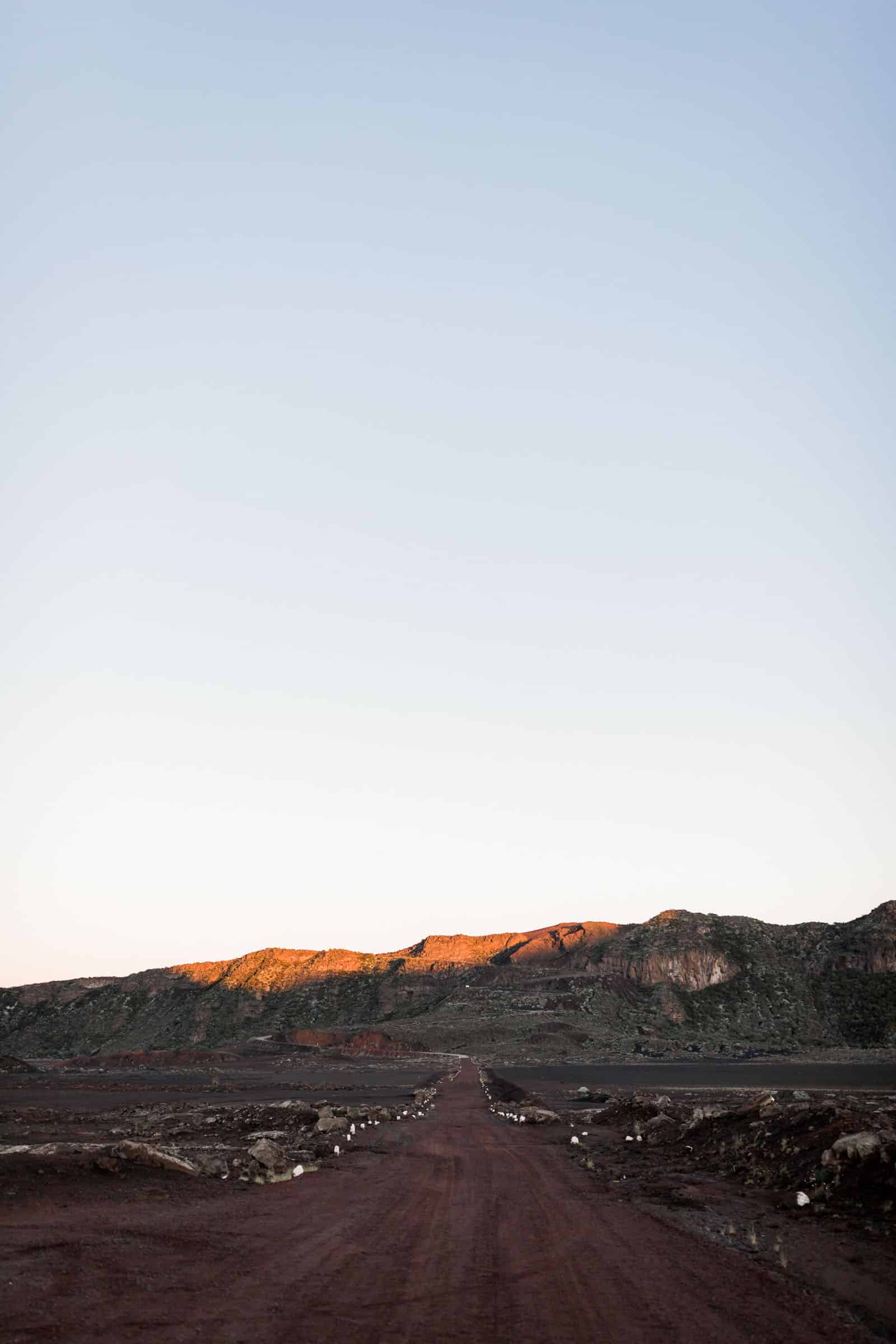 Photographie de Mathieu Dété, photographe de mariage et fiançailles à Saint-Denis de la Réunion 974, présentant la route du volcan de la Réunion depuis le Pas des Sables au lever du soleil