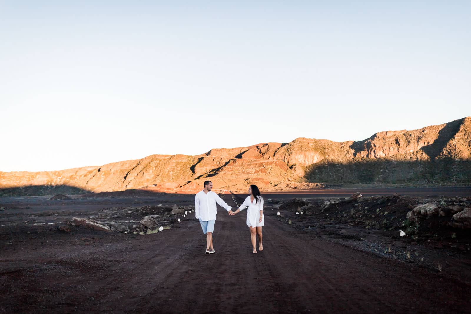 Photographie de Mathieu Dété, photographe de mariage et famille à Saint-Gilles sur l'île de la Réunion 974, présentant un couple qui se tient par la main sur la route du volcan