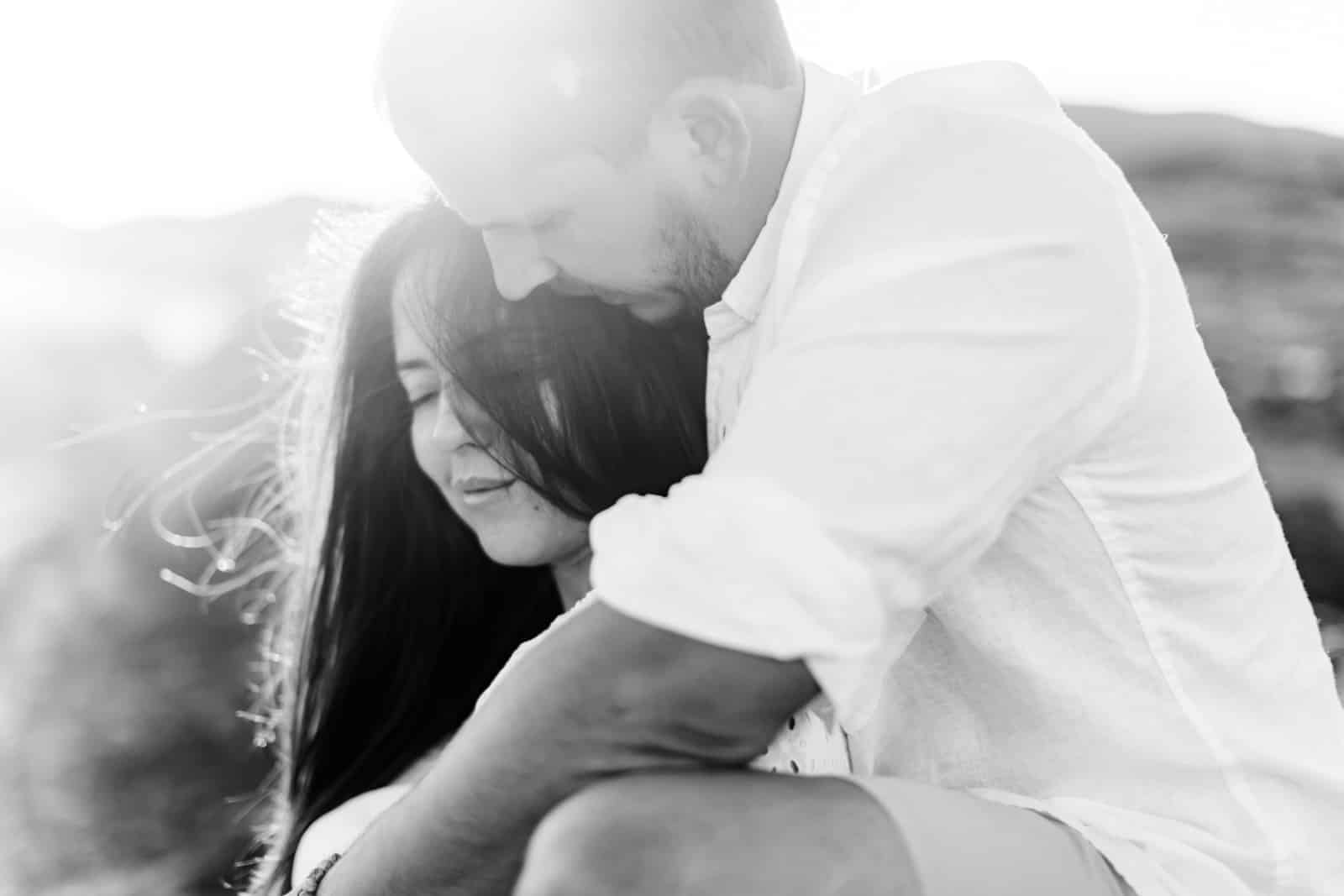 Photographie de Mathieu Dété, photographe de couple et famille à Saint-Leu sur l'île de la Réunion 974, présentant un couple amoureux et assis l'un derrière l'autre