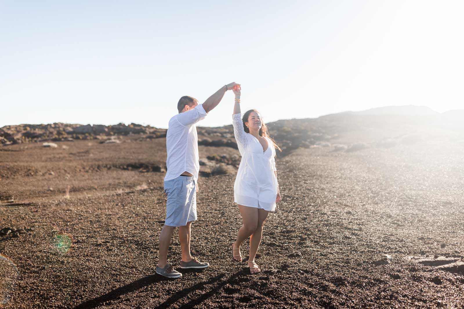 Photographie de Mathieu Dété, photographe de couple et famille à Saint-Leu sur l'île de la Réunion 974, présentant une séance couple d'amoureux qui danse à la Plaine des Sables