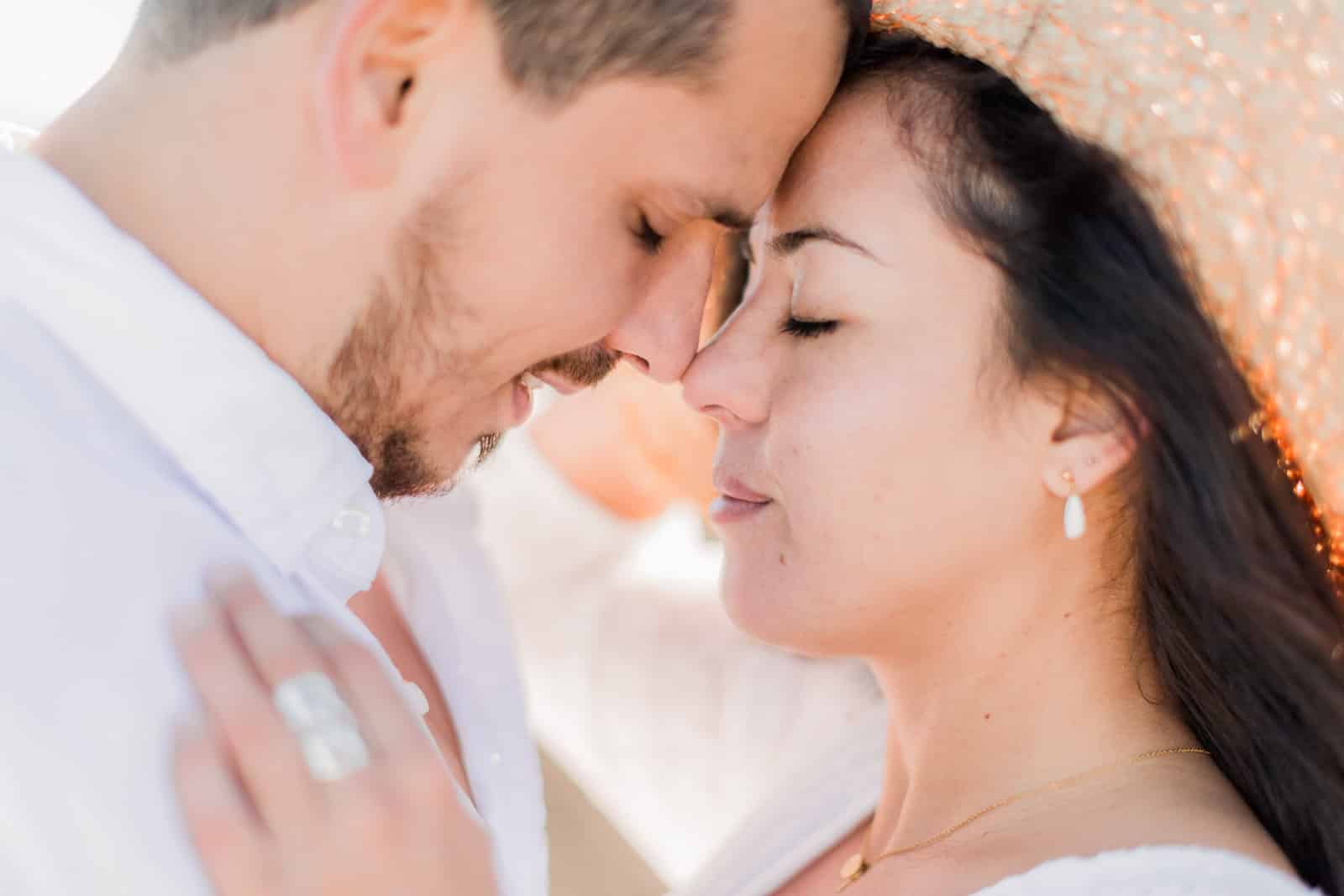 Photographie de Mathieu Dété, photographe de mariage et famille à Saint-Gilles sur l'île de la Réunion 974, présentant un couple face à face et front contre front, lors d'une séance couple à la Plaine des Sables