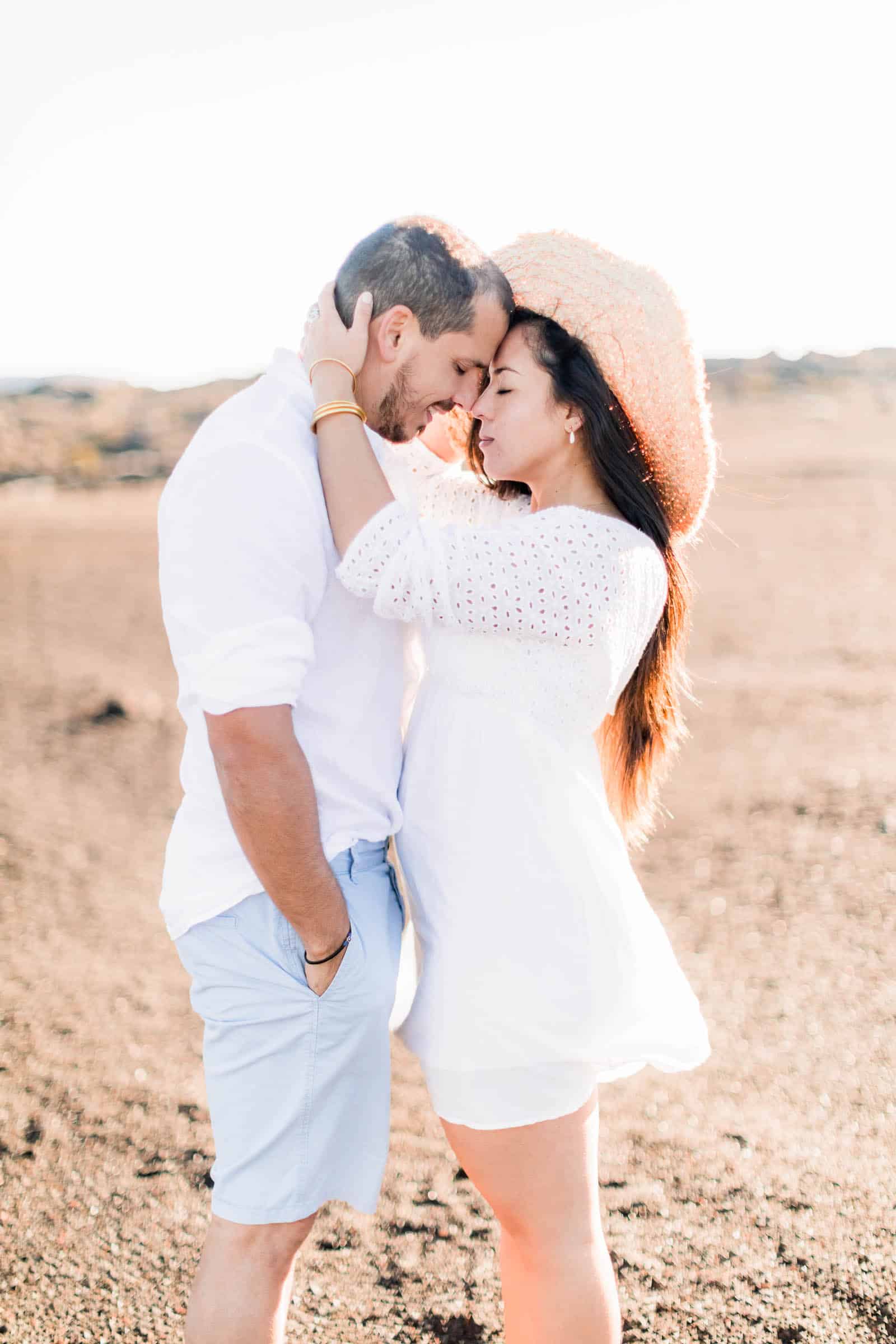 Photographie de Mathieu Dété, photographe de mariage et famille à Saint-Benoît de la Réunion 974, présentant un couple enlacé au lever du soleil à la Plaine des Sables, près du Piton de la Fournaise sur l'île de la Réunion