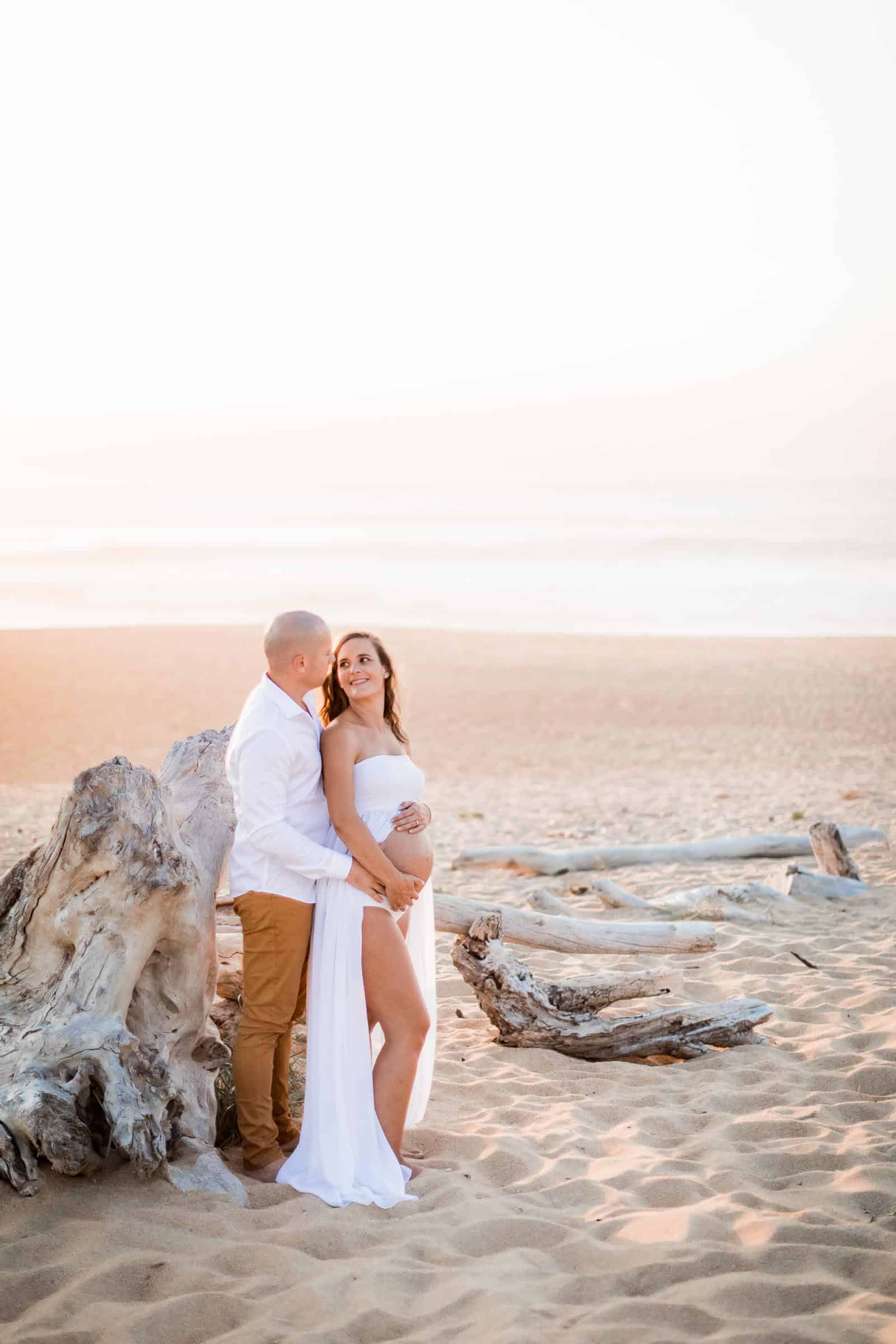 Photographie de Mathieu Dété, photographe de couple, présentant un séance grossesse en bord de mer