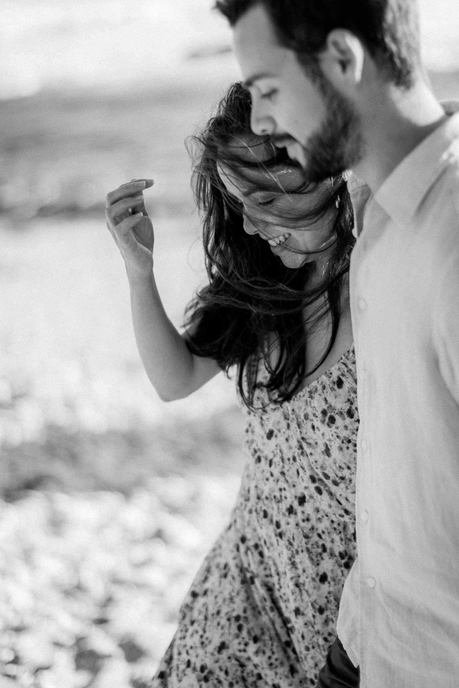 Photographie de Mathieu Dété, photographe de mariage et de couple à Saint-Paul sur l'île de la Réunion 974, présentant un couple qui marche de manière naturelle en bord de mer