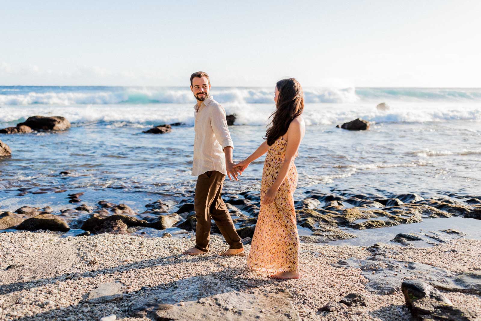 Photographie de Mathieu Dété, photographe de mariage et de couple à Saint-Joseph sur l'île de la Réunion 974, présentant un couple qui se regarde dans les yeux en marchant en bord de mer