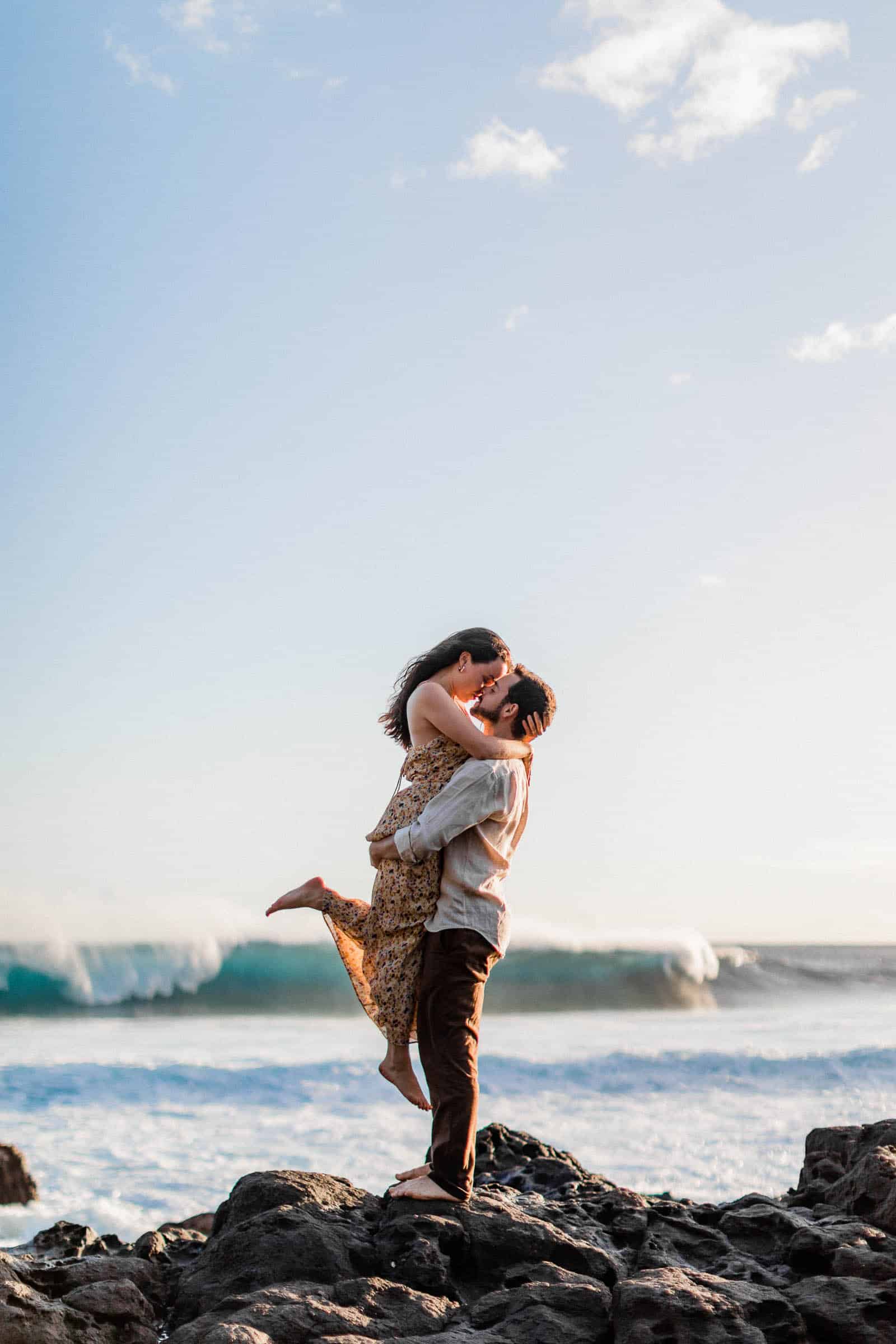 Photographie de Mathieu Dété, photographe de mariage et de couple à Saint-Pierre sur l'île de la Réunion 974, présentant un homme qui porte sa femme en bord de mer de l'Océan Indien