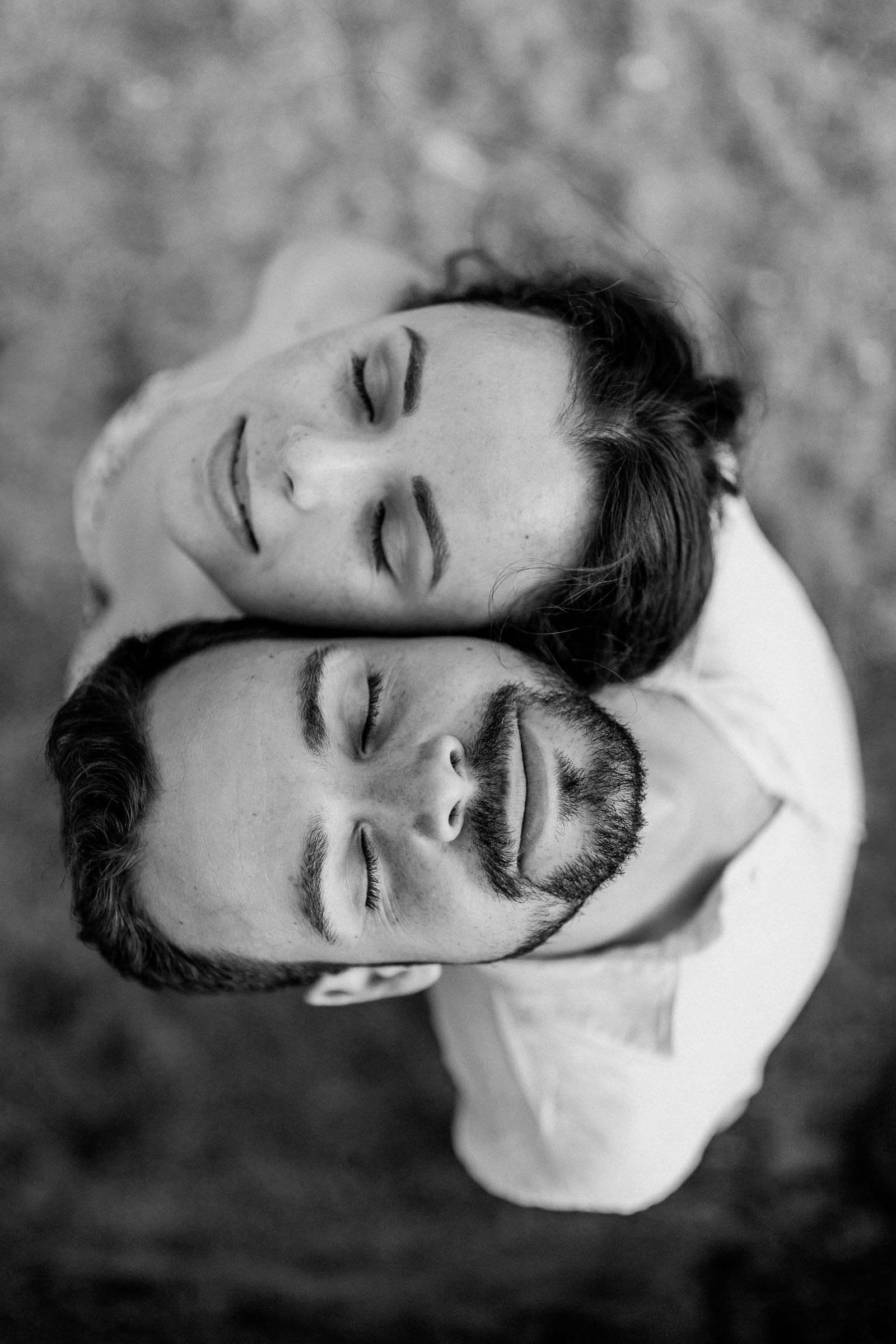 Photographie en noir et blanc de Mathieu Dété, photographe de mariage et de couple à Saint-Pierre sur l'île de la Réunion 974, présentant un couple les yeux fermés