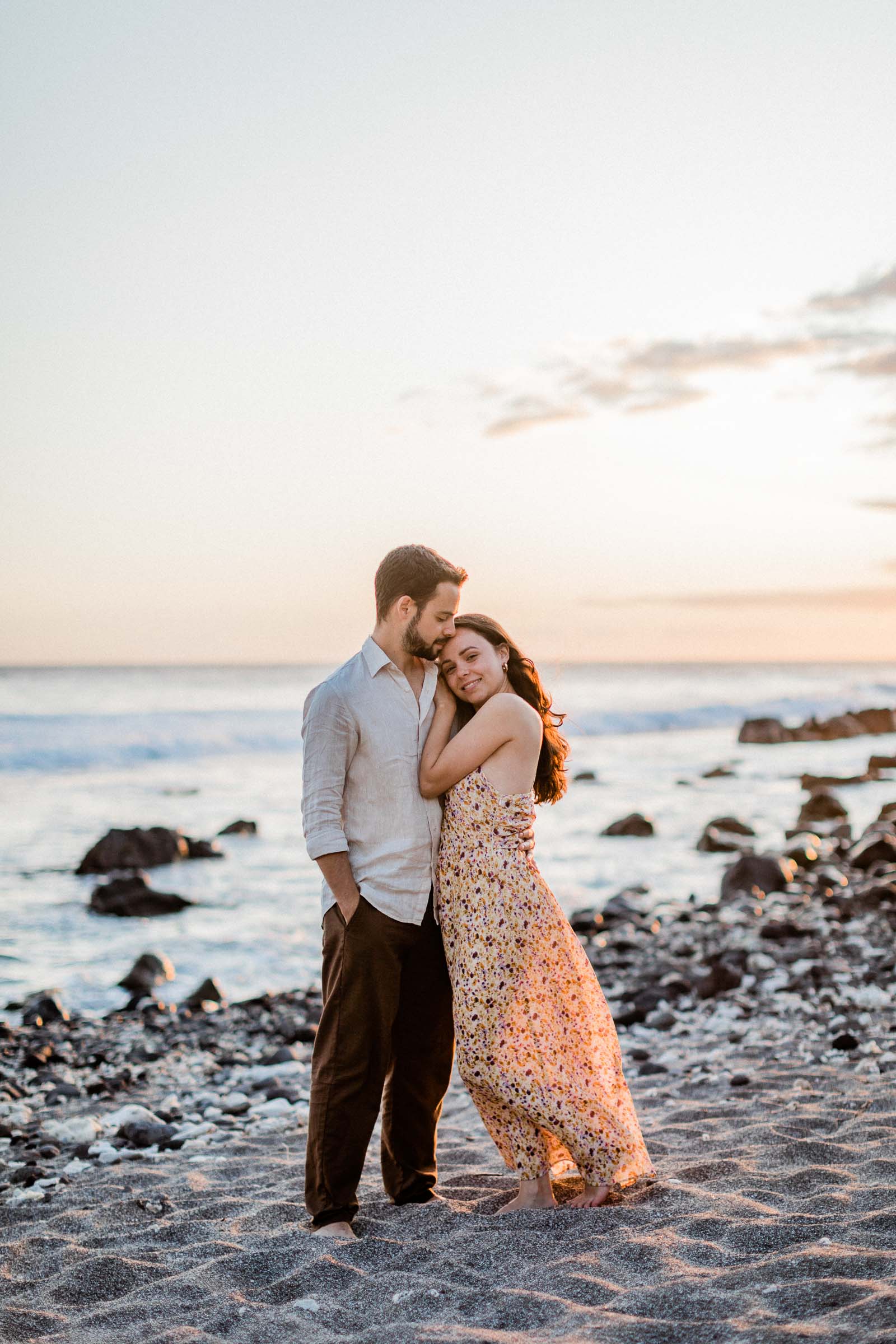 Photographie de Mathieu Dété, photographe de mariage et de couple à Saint-Pierre sur l'île de la Réunion 974, présentant un couple sur la plage de Grande Anse