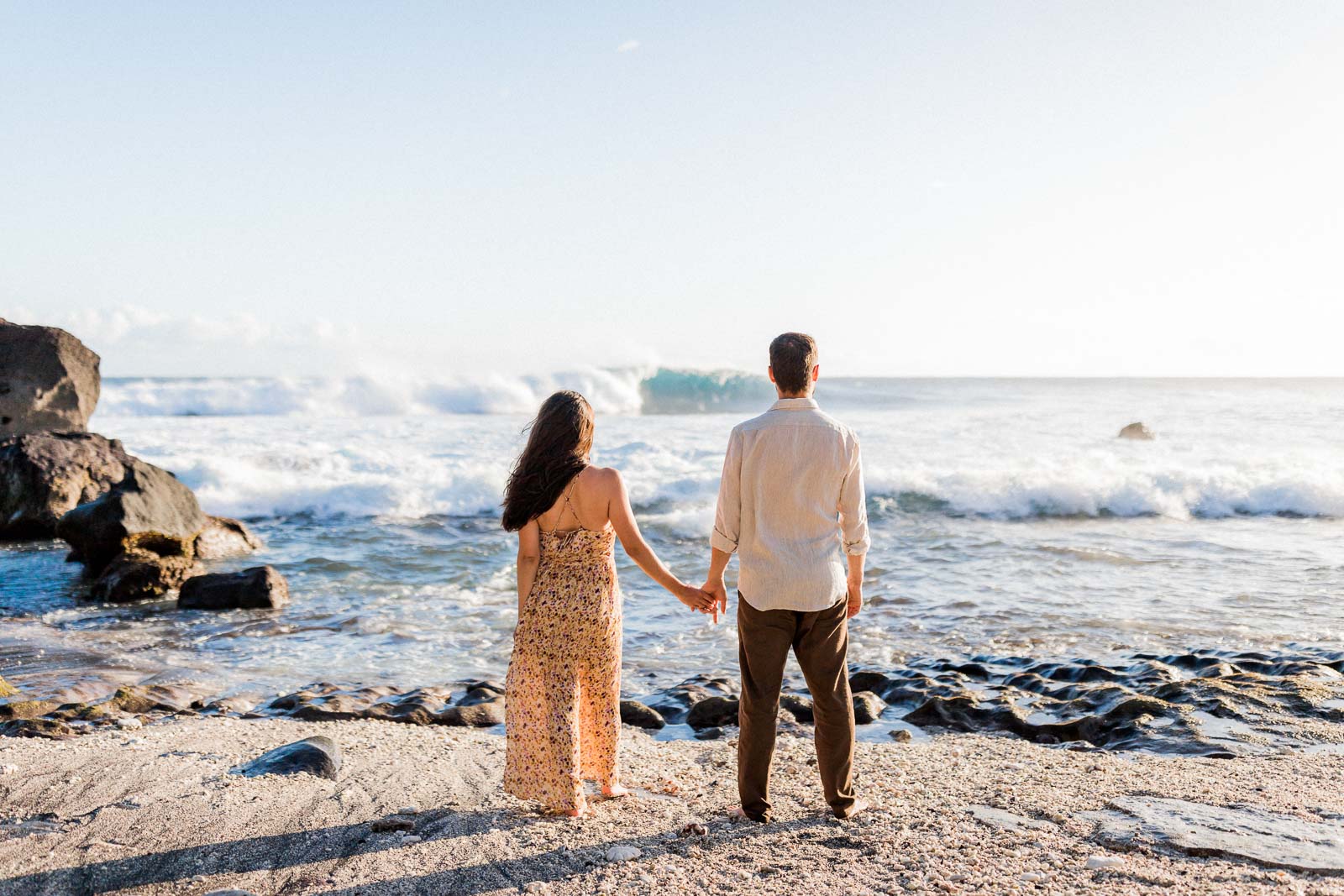 Photographie de Mathieu Dété, photographe de mariage et de couple à Saint-Joseph sur l'île de la Réunion 974, présentant un couple main dans la main et face à la mer