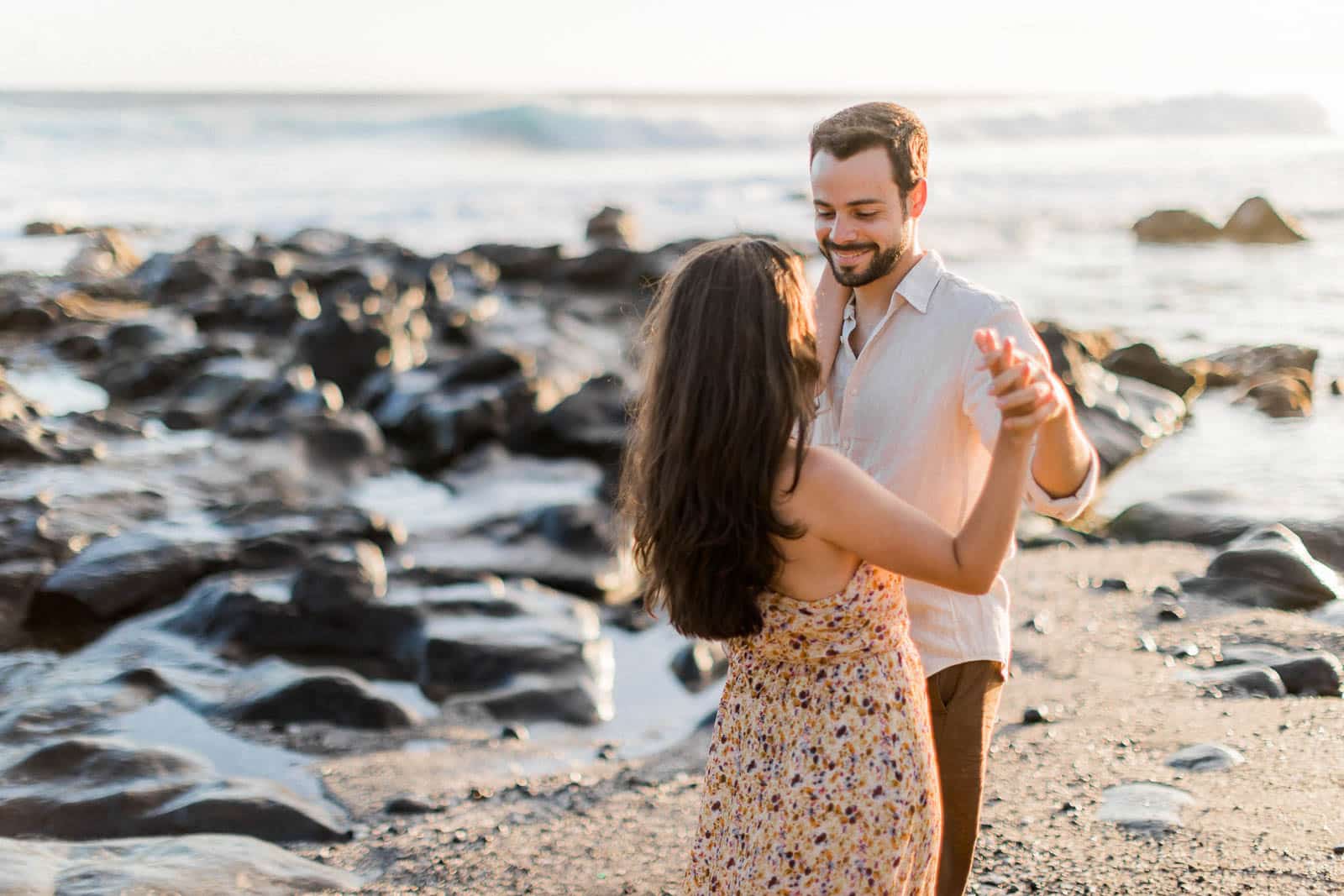 Photographie de Mathieu Dété, photographe de mariage et de couple à Saint-Joseph sur l'île de la Réunion 974, présentant un couple qui danse sur la plage de Grande Anse