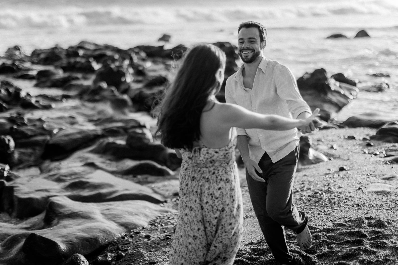 Photographie de Mathieu Dété, photographe de mariage et de couple à Saint-Joseph sur l'île de la Réunion 974, présentant un couple qui danse en noir et blanc à Grande Anse à Petite-Île