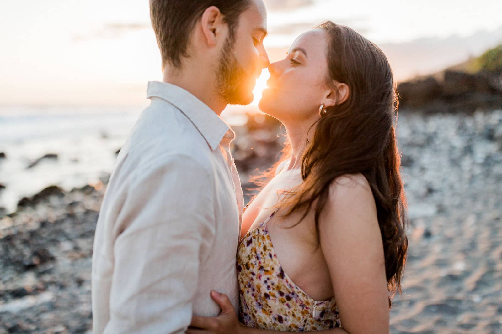 Photographie de Mathieu Dété, photographe de mariage et de couple à Saint-Joseph sur l'île de la Réunion 974, présentant un couple s'embrassant devant le soleil couchant à Petite Ile