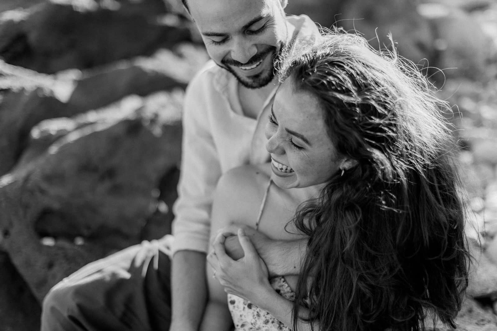 Photographie de Mathieu Dété, photographe de mariage et de couple à Saint-Joseph sur l'île de la Réunion 974, présentant un couple qui rigole lors d'une étreinte
