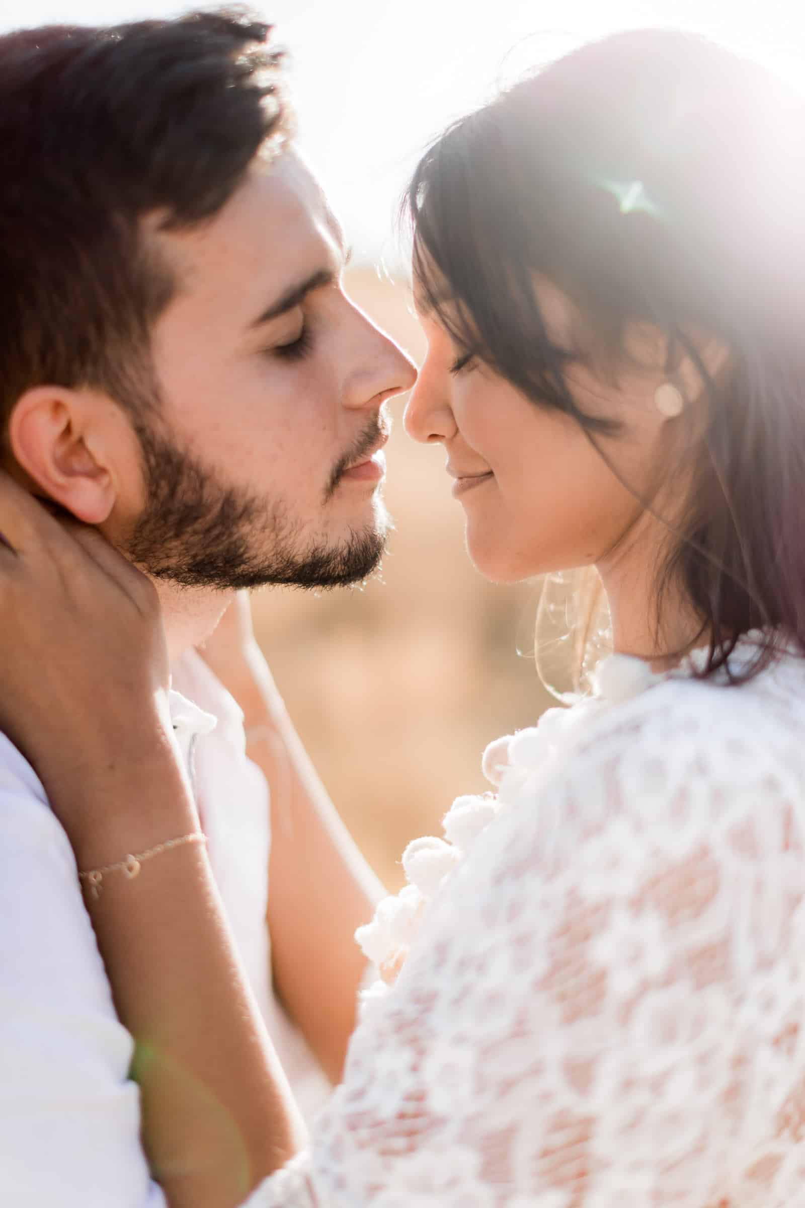 Photographie de Mathieu Dété, photographe de mariage et fiançailles à Saint-Pierre de la Réunion 974, présentant un couple enlacé dans la savane du Cap la Houssaye