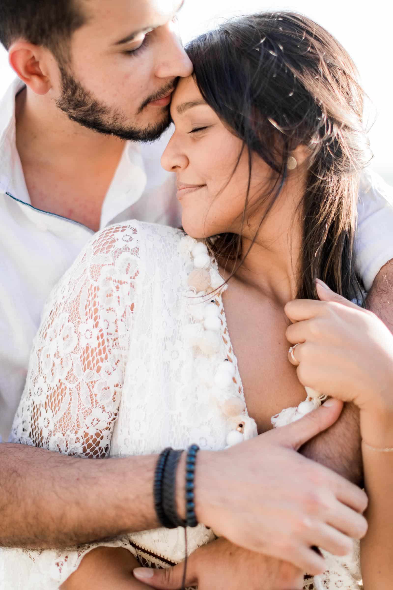 Photo d'une séance photo au Cap La Houssaye, de Mathieu Dété, photographe de mariage et fiançailles à Saint-Pierre de la Réunion 974, présentant un couple enlacé au Cap la Houssaye