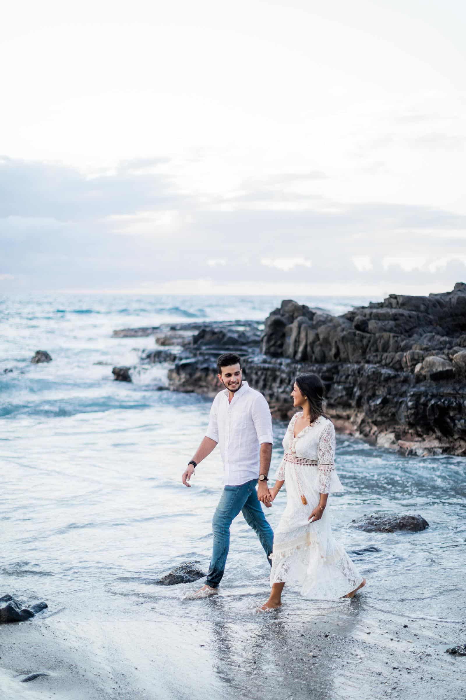 Photographie de Mathieu Dété, photographe de couple et famille à Saint-Denis de la Réunion 974, présentant un couple qui marche sur la plage en bord de mer