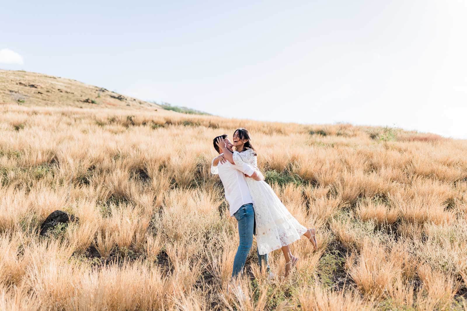 Photographie de Mathieu Dété, photographe de mariage et famille à Saint-Gilles de la Réunion 974, présentant un couple enlacé dans la savane du Cap La Houssaye, près de Saint-Paul