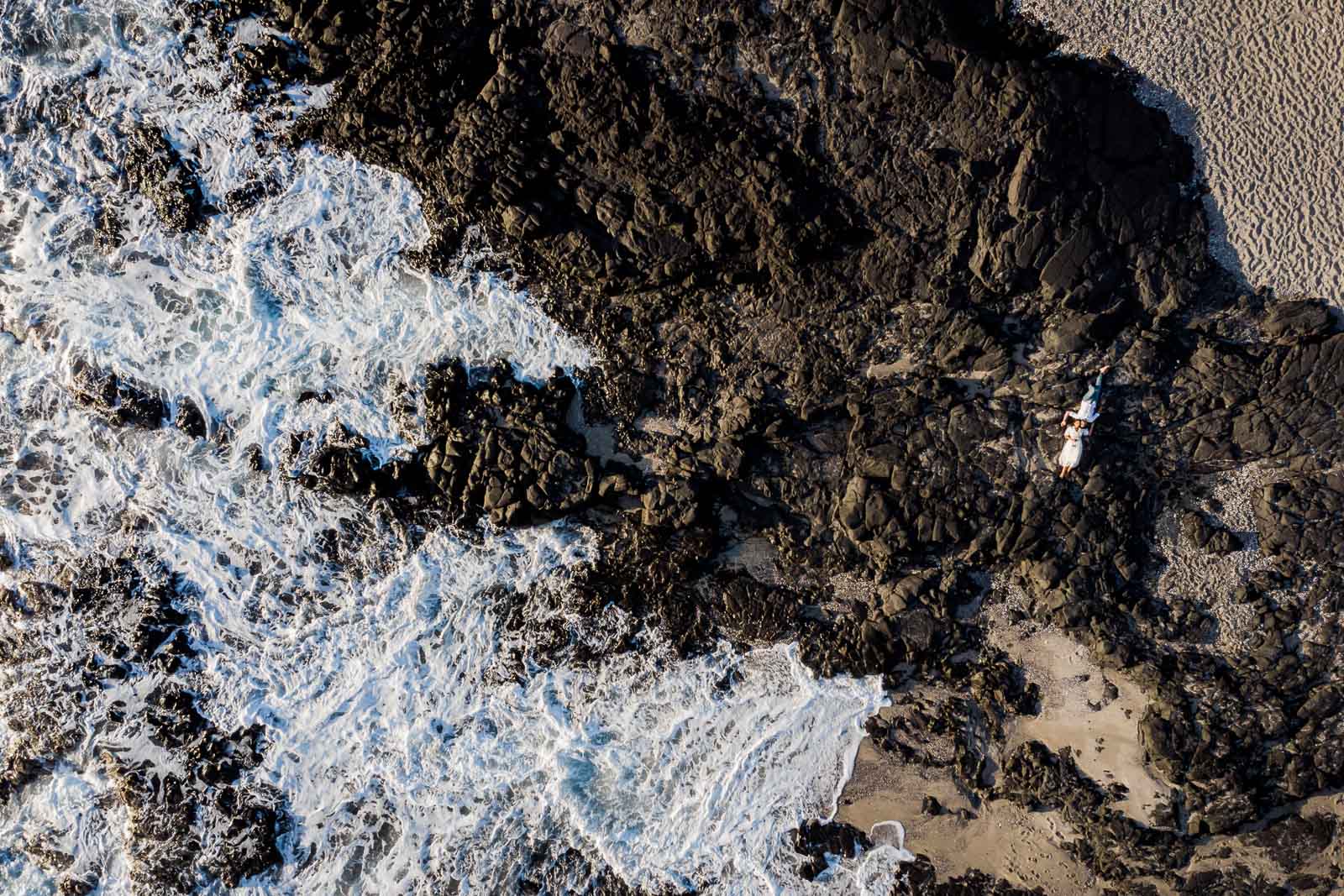 Photo d'une séance photo au Cap La Houssaye, de Mathieu Dété, photographe de mariage et fiançailles à Saint-Pierre de la Réunion 974, présentant les vagues du Cap La Houssaye vu du ciel avec un drône