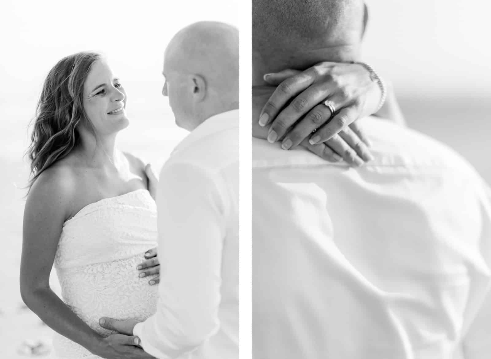 Photographie de Mathieu Dété, photographe de couple et grossesse sur l'île de la Réunion 974, présentant un couple en noir et blanc sur une plage des Landes