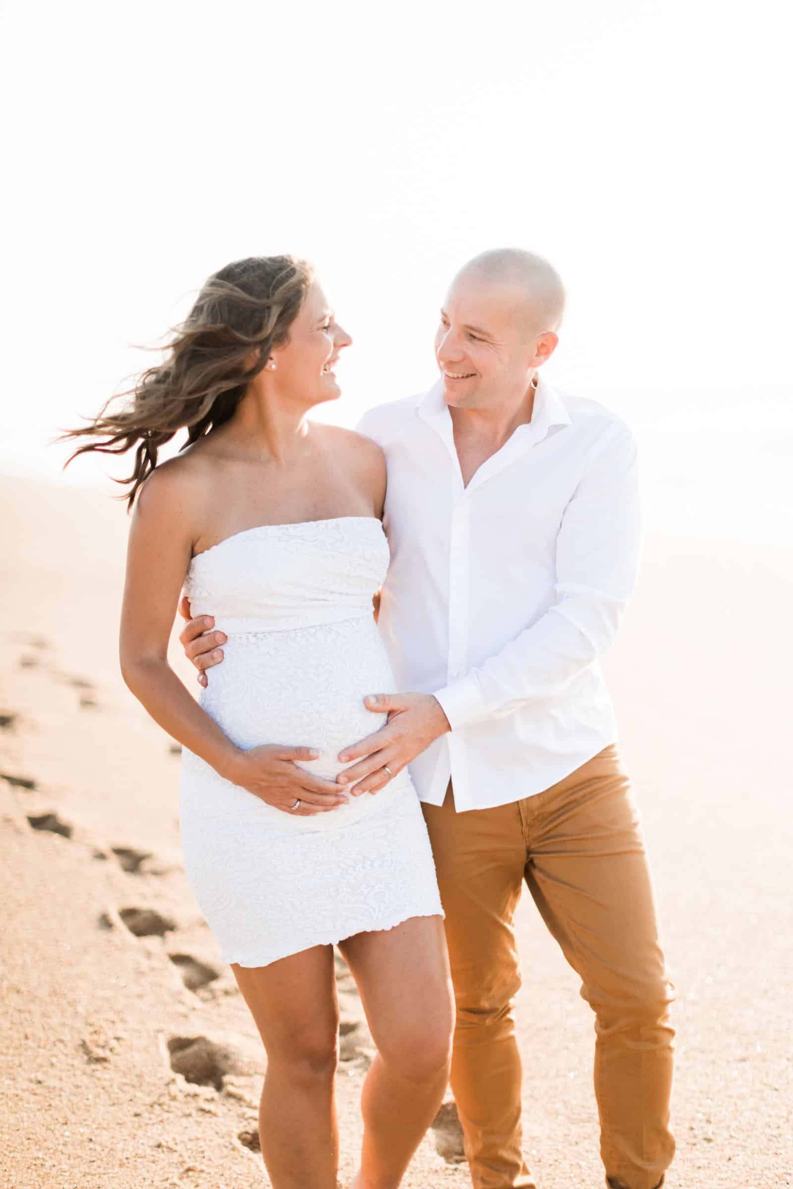 Photographie de Mathieu Dété, photographe de mariage et famille à Saint-Gilles de la Réunion 974, présentant des futurs parents amoureux sur la plage des Landes