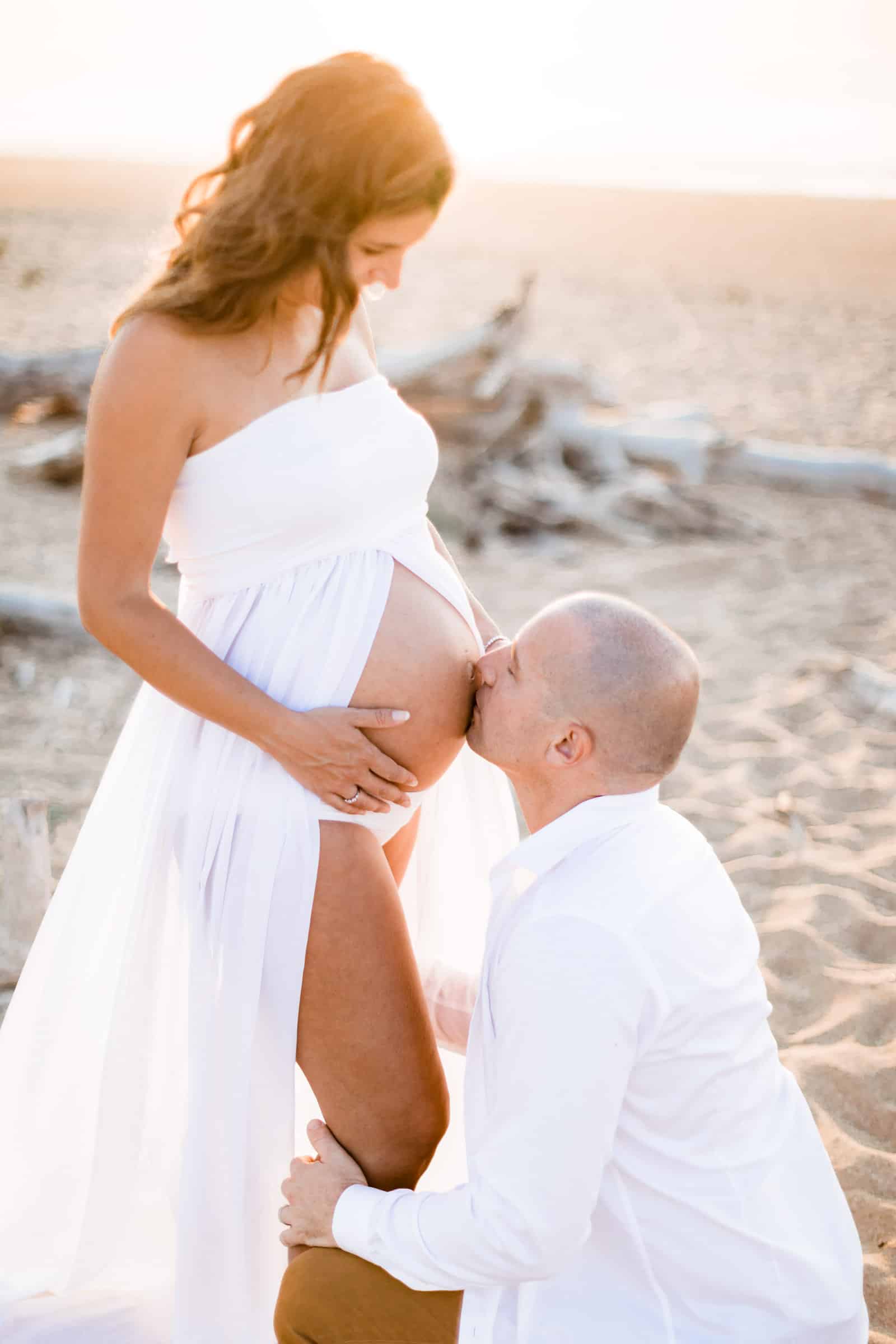 Photographie de Mathieu Dété, photographe de mariage et naissance à Saint-Gilles de la Réunion 974, présentant des futurs parents amoureux sur la plag lors d'une séance grossesse