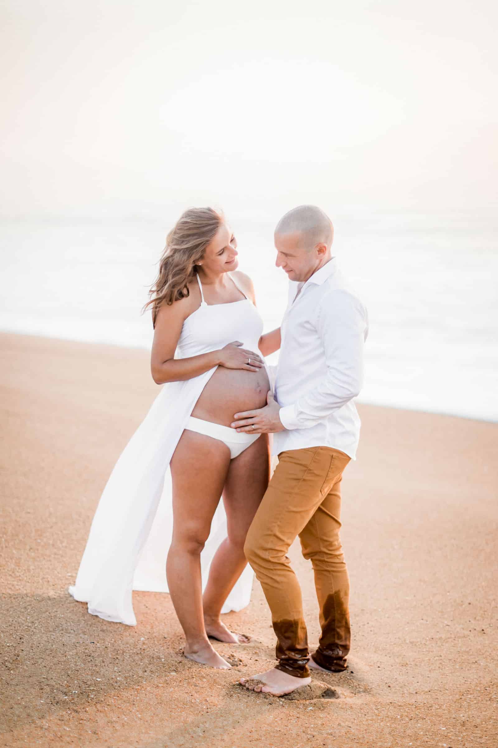 Photographie de Mathieu Dété, photographe de mariage et naissance à Saint-Gilles de la Réunion 974, présentant des futurs parents amoureux sur la plage