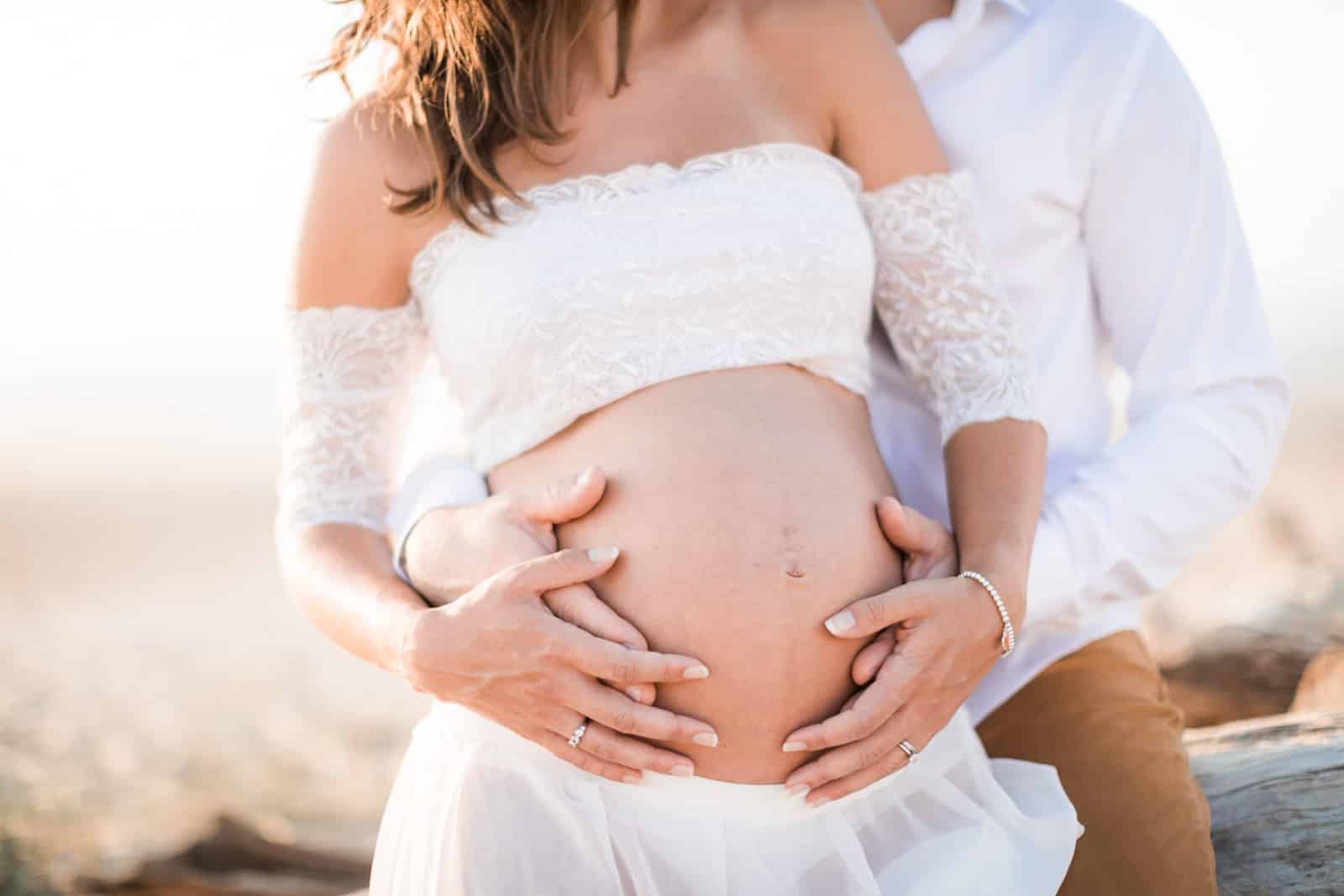 Photographie de Mathieu Dété, photographe de mariage et naissance à Saint-Gilles de la Réunion 974, présentant le ventre rond de la future maman