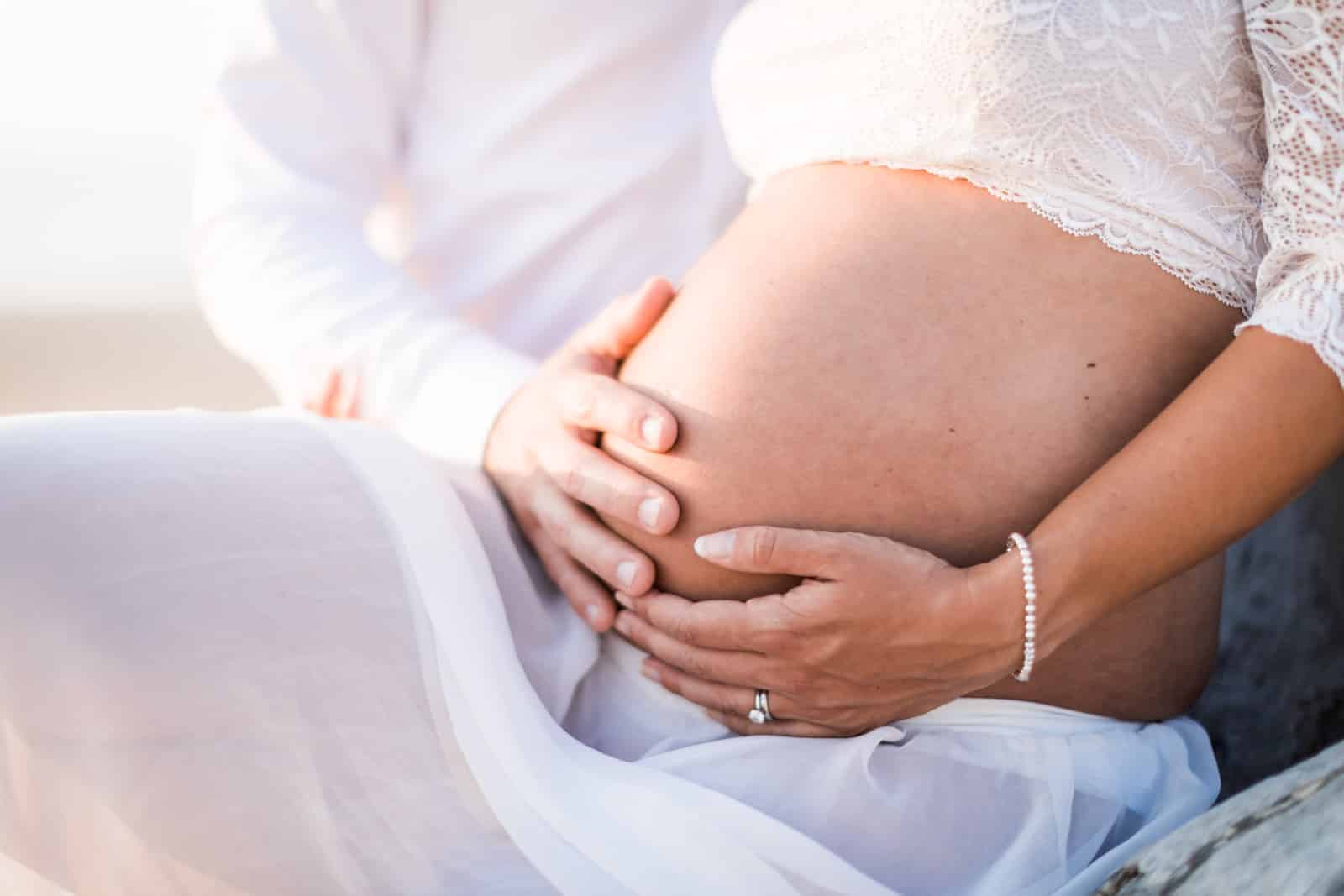 Photographie de Mathieu Dété, photographe de mariage et naissance à Saint-Gilles de la Réunion 974, présentant le ventre rond d'une femme enceinte lors d'une séance grossesse
