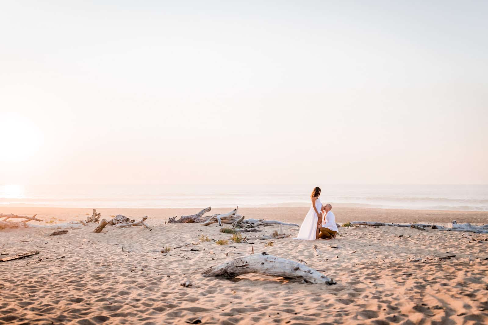 Photographie de Mathieu Dété, photographe de mariage et naissance à Saint-Gilles de la Réunion 974, présentant des futurs parents amoureux sur la plage