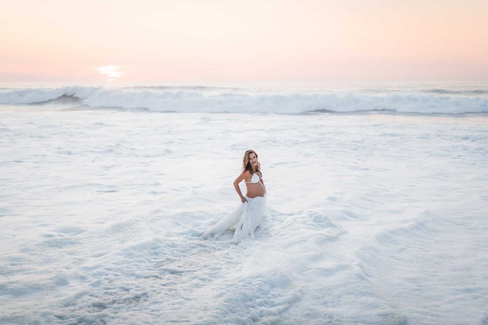 Photographie de Mathieu Dété, photographe de mariage et naissance à Saint-Gilles de la Réunion 974, présentant une femme enceinte lors d'un shooting grossesse sur la plage de Labenne dans les Landes