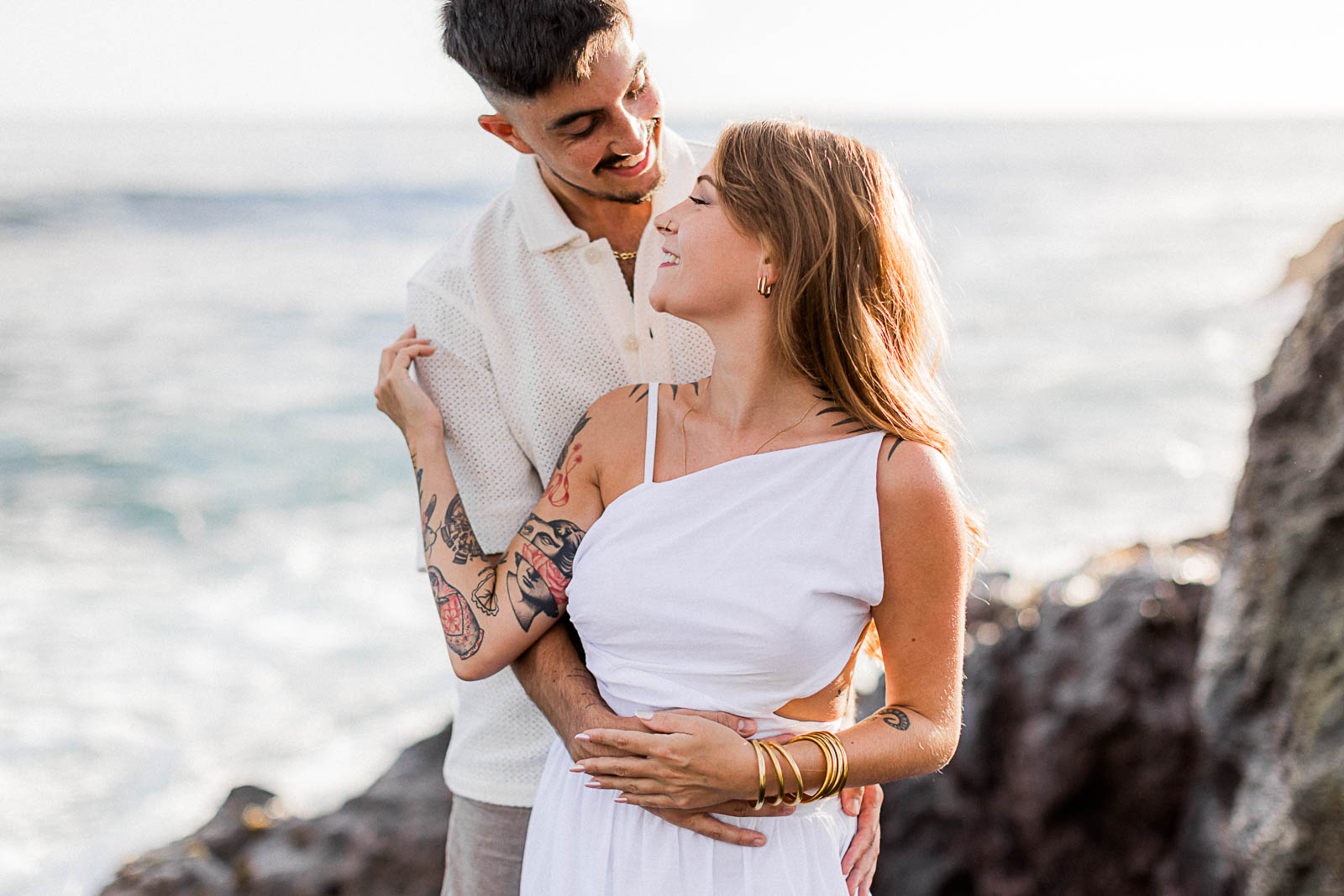 Photographie de Mathieu Dété, photographe de mariage sur l'île de la Réunion et en France, présentant un couple sur la plage de la Ravine des Sables, à Etang Salé