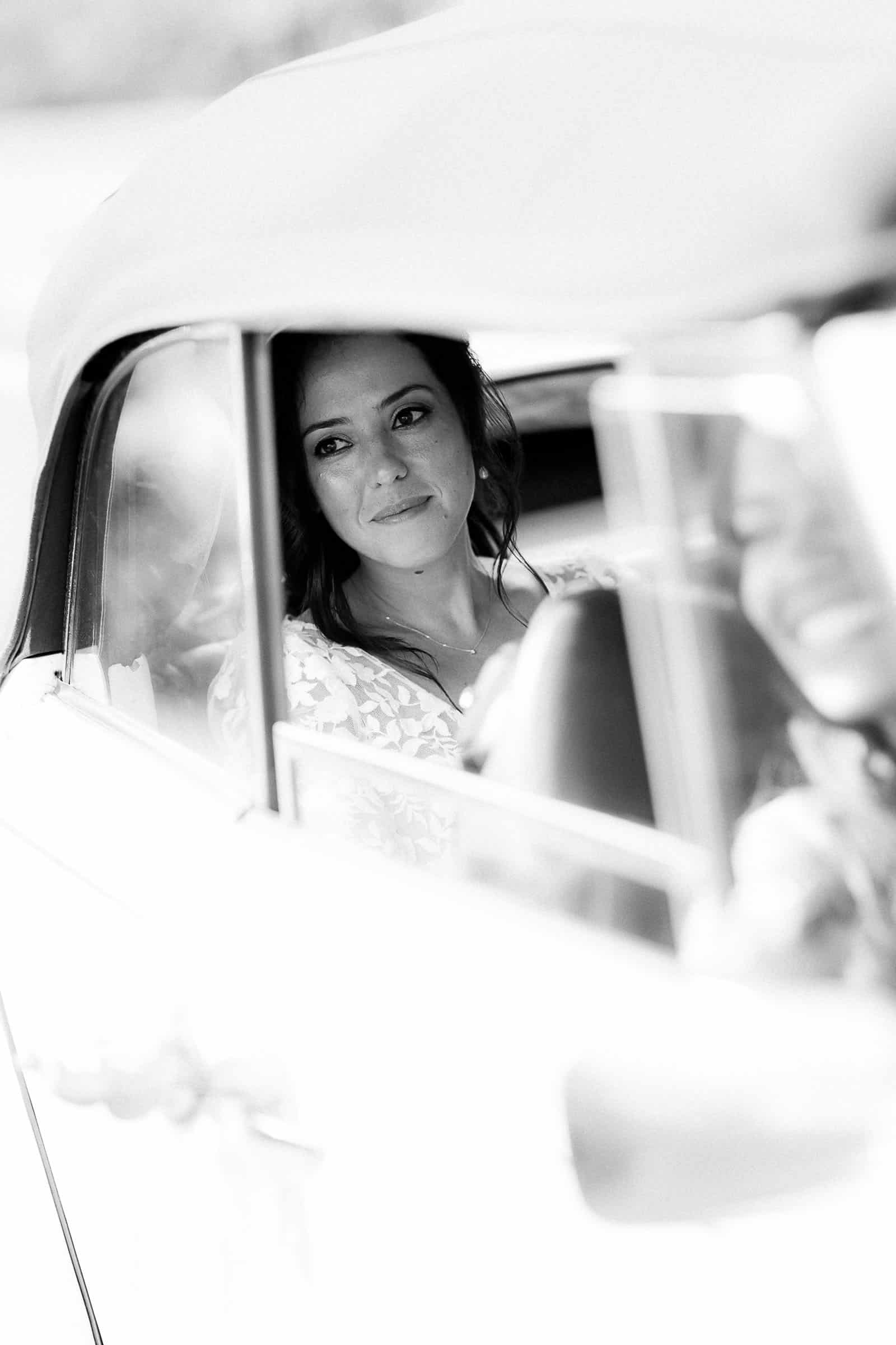 Photographie de Mathieu Dété, photographe de mariage sur l'île de la Réunion 974, présentant un portrait de la mariée à travers la fenêtre de la voiture