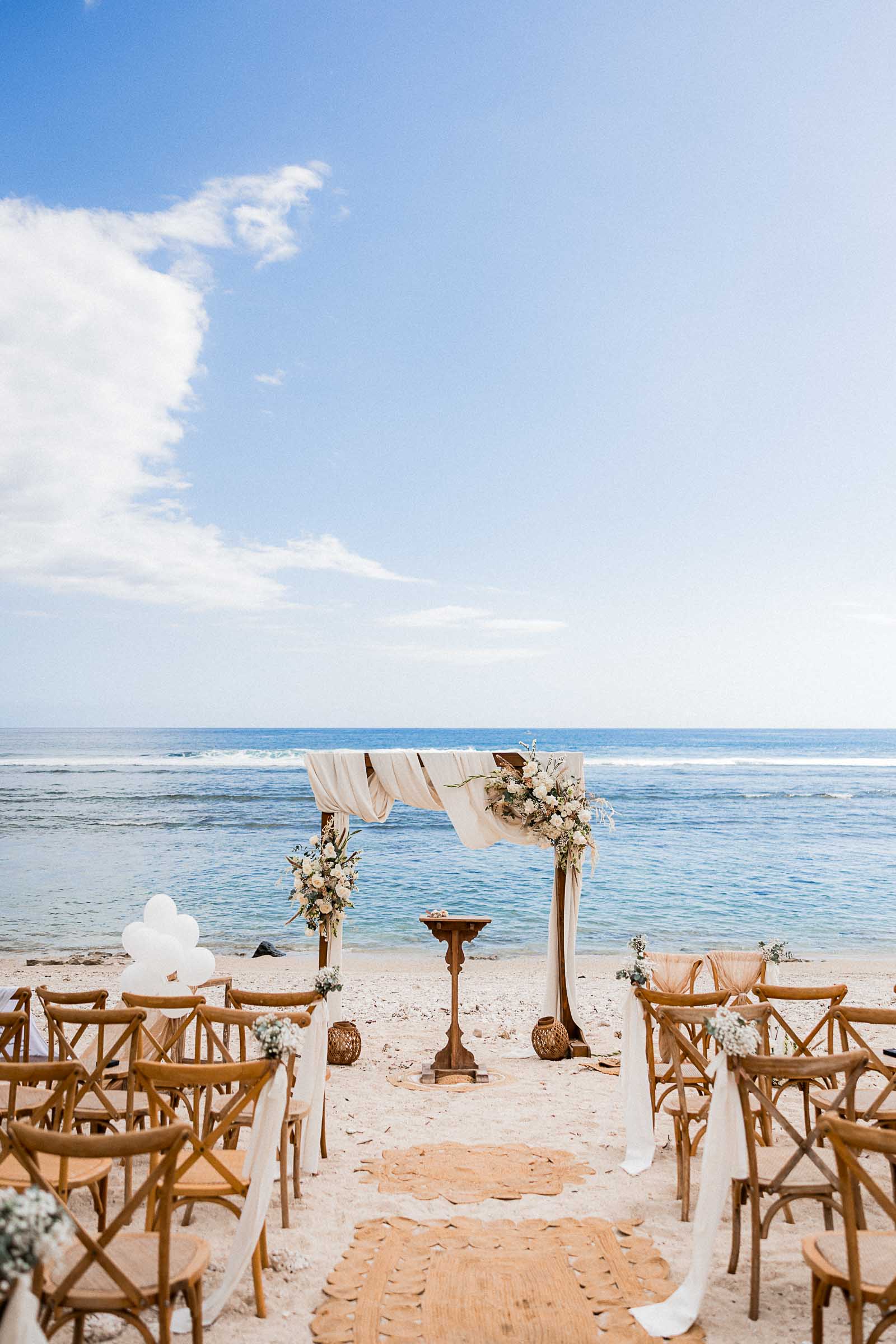 Photographie de Mathieu Dété, photographe de mariage sur l'île de la Réunion 974, présentant l'arche de la cérémonie laïque du mariage, en bord de mer à Saint-Leu
