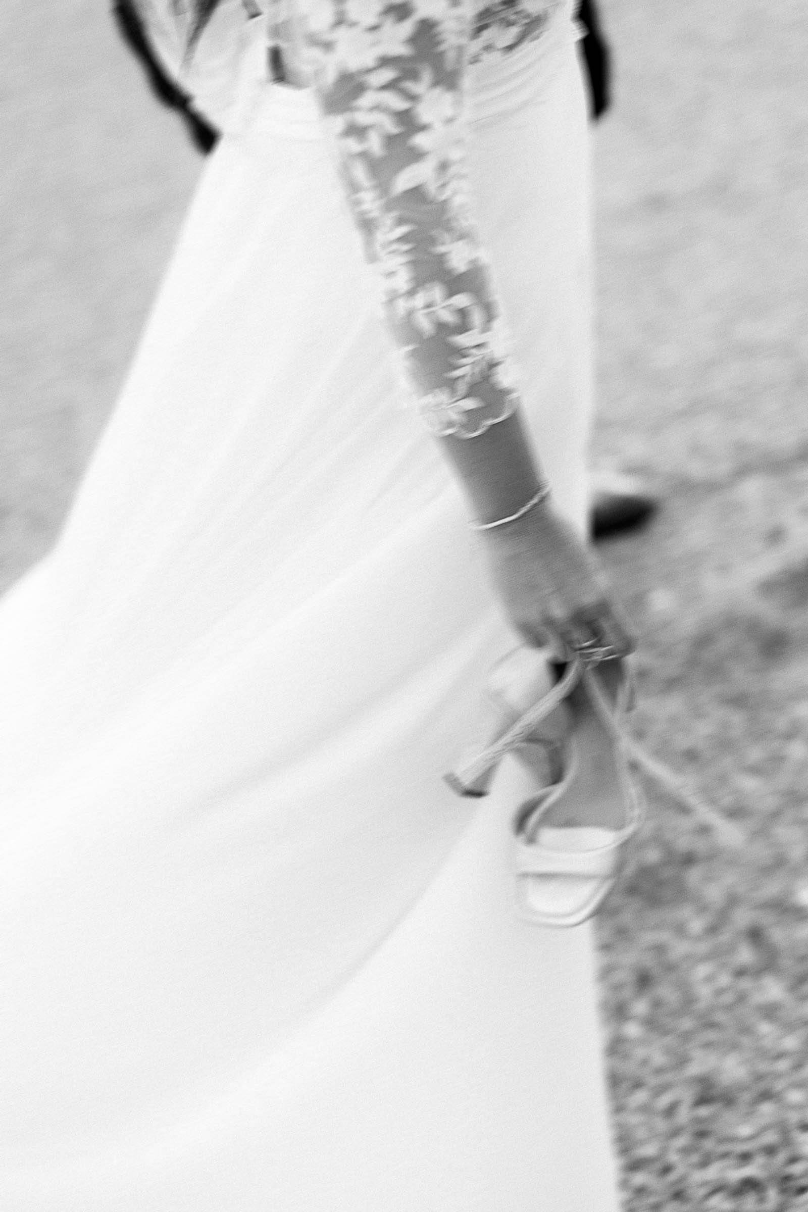 Photographie de Mathieu Dété, photographe de mariage sur l'île de la Réunion 974, présentant une image floue des chaussures de la mariée portées dans sa main