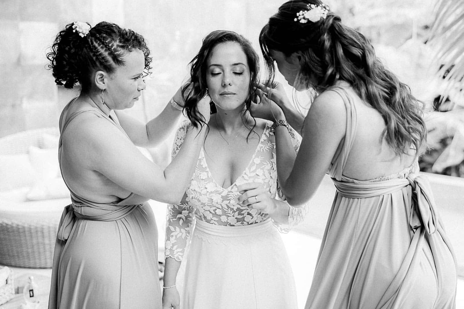 Photographie de Mathieu Dété, photographe de mariage sur l'île de la Réunion 974, présentant une mariée durant ses préparatifs, accompagnée de ses des témoins