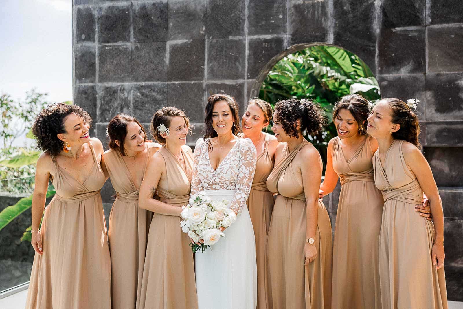 Photographie de Mathieu Dété, photographe de mariage sur l'île de la Réunion 974, présentant une mariée et toutes ses demoiselles d'honneur, à l'hôtel Le Palm