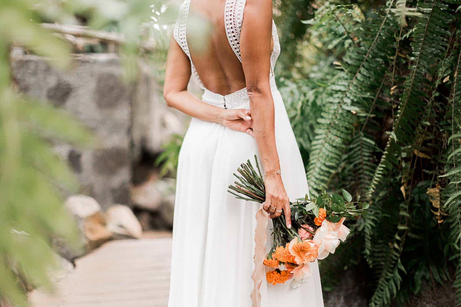 Photographie de Mathieu Dété, photographe de mariage et famille à Saint-Pierre sur l'île de la Réunion 974, présentant les détails du bouquet lors d'un shooting d'inspiration mariage dans le Jardin Botanique Mascarin de Saint-Leu