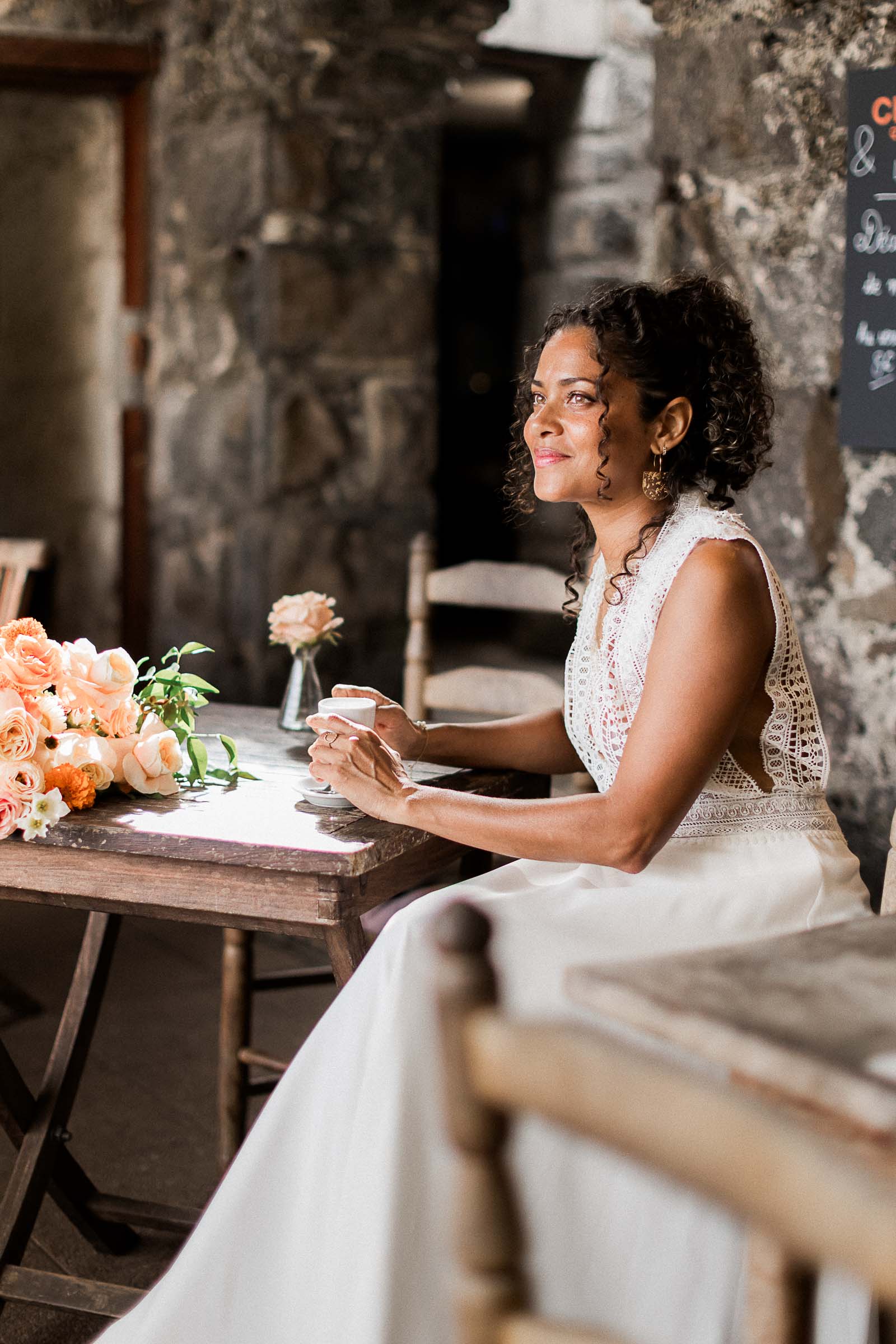 Photographie de Mathieu Dété, photographe de mariage et famille à Saint-Pierre sur l'île de la Réunion 974, présentant une modèle dans une robe de mariée au café restaurant Le Vieux Pressoir dans la villa du Jardin Mascarin de Saint-Leu