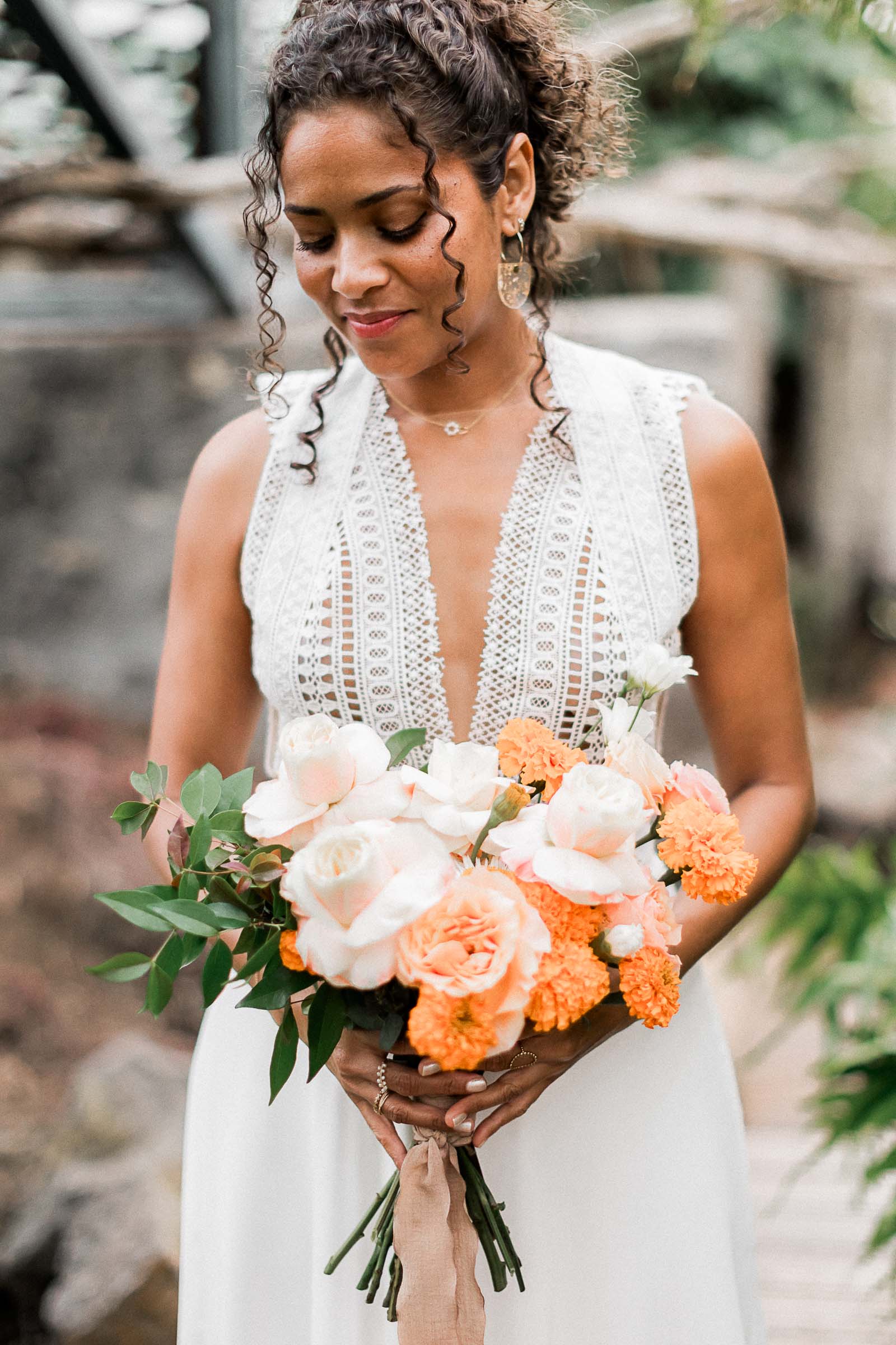 Photographie de Mathieu Dété, photographe de mariage et famille à Saint-Pierre sur l'île de la Réunion 974, présentant une modèle dans une robe de mariée dans le Jardin Botanique Mascarin de Saint-Leu