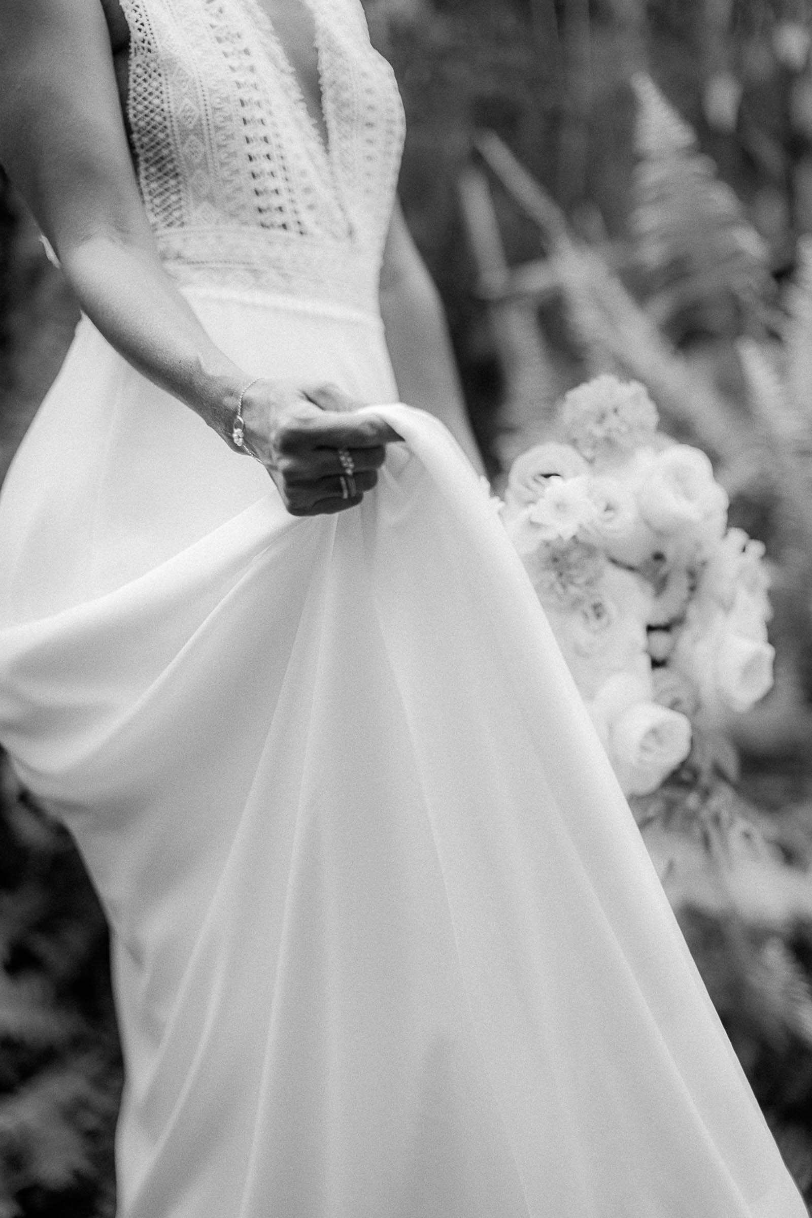 Photographie de Mathieu Dété, photographe de mariage et famille à Saint-Pierre sur l'île de la Réunion 974, présentant les détails de la robe de mariée d'une modèle dans le Jardin Botanique Mascarin de Saint-Leu