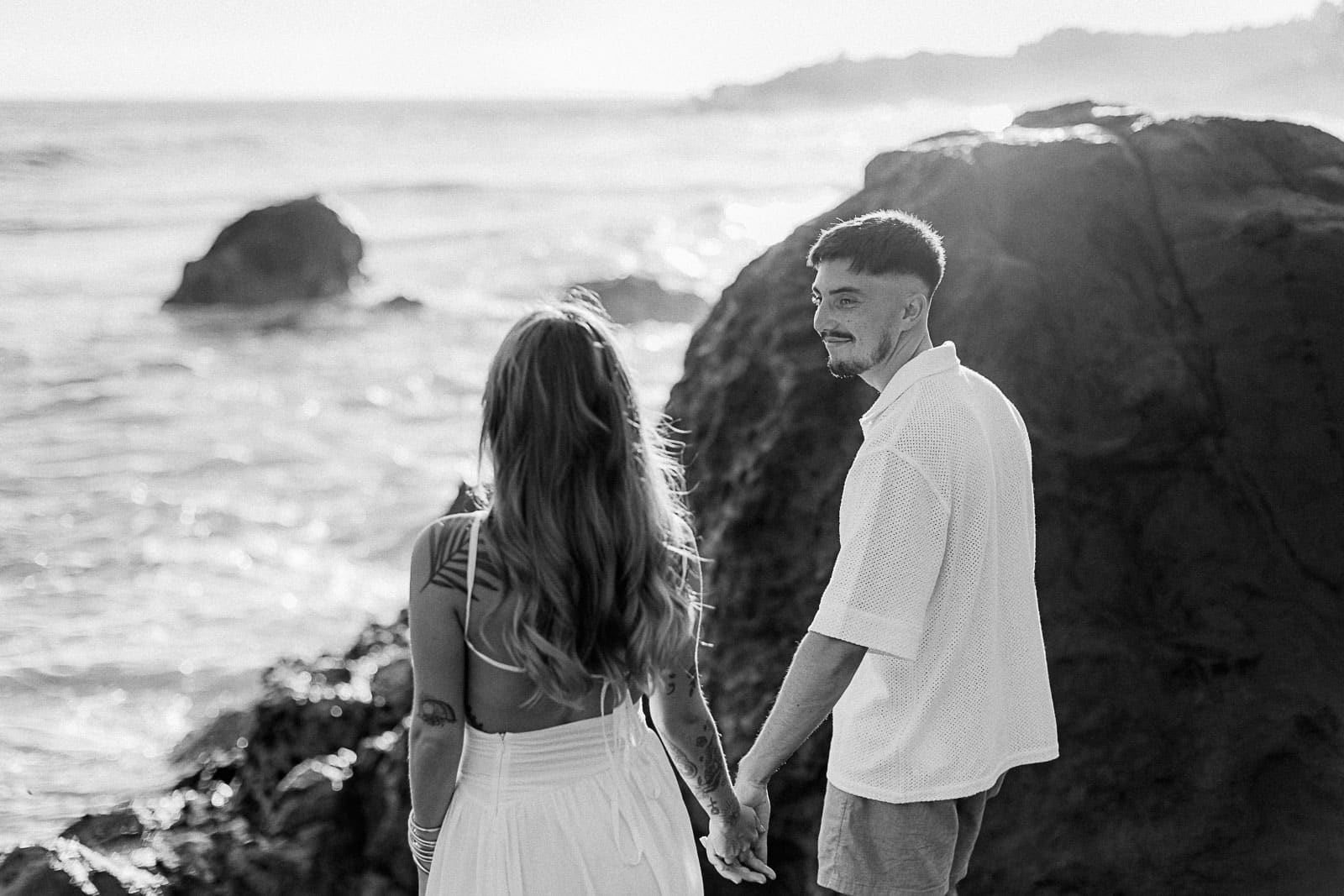 Photographie de Mathieu Dété, photographe de mariage sur l'île de la Réunion 974, présentant un couple sur les roches volcaniques de la Ravine des Sables, à Etang Salé