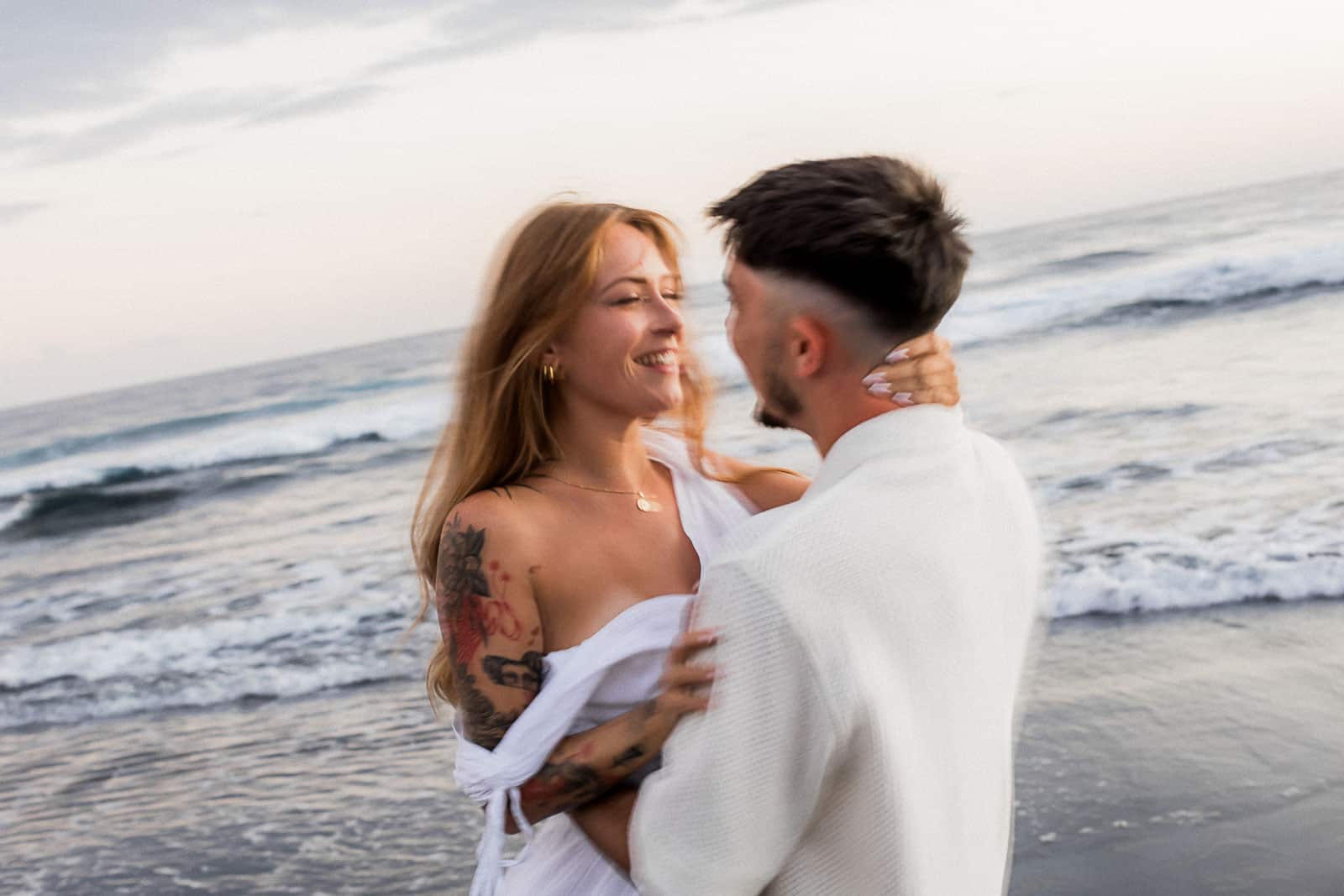 Photographie de Mathieu Dété, photographe de mariage sur l'île de la Réunion 974, présentant un couple enlacé et flou sur la plage de la Ravine des Sables, à Etang Salé