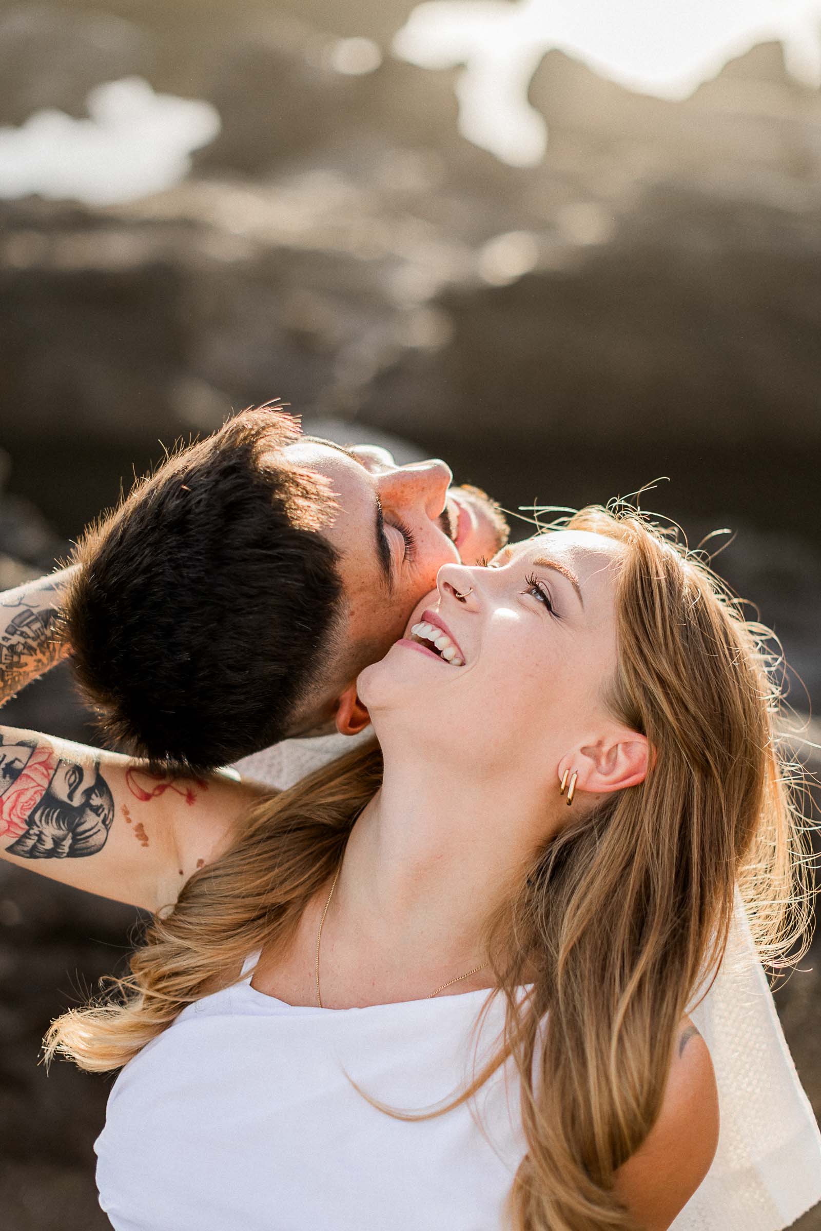 Photographie de Mathieu Dété, photographe de mariage sur l'île de la Réunion 974, présentant un couple enlacé sur la plage de la Ravine des Sables, à Etang Salé
