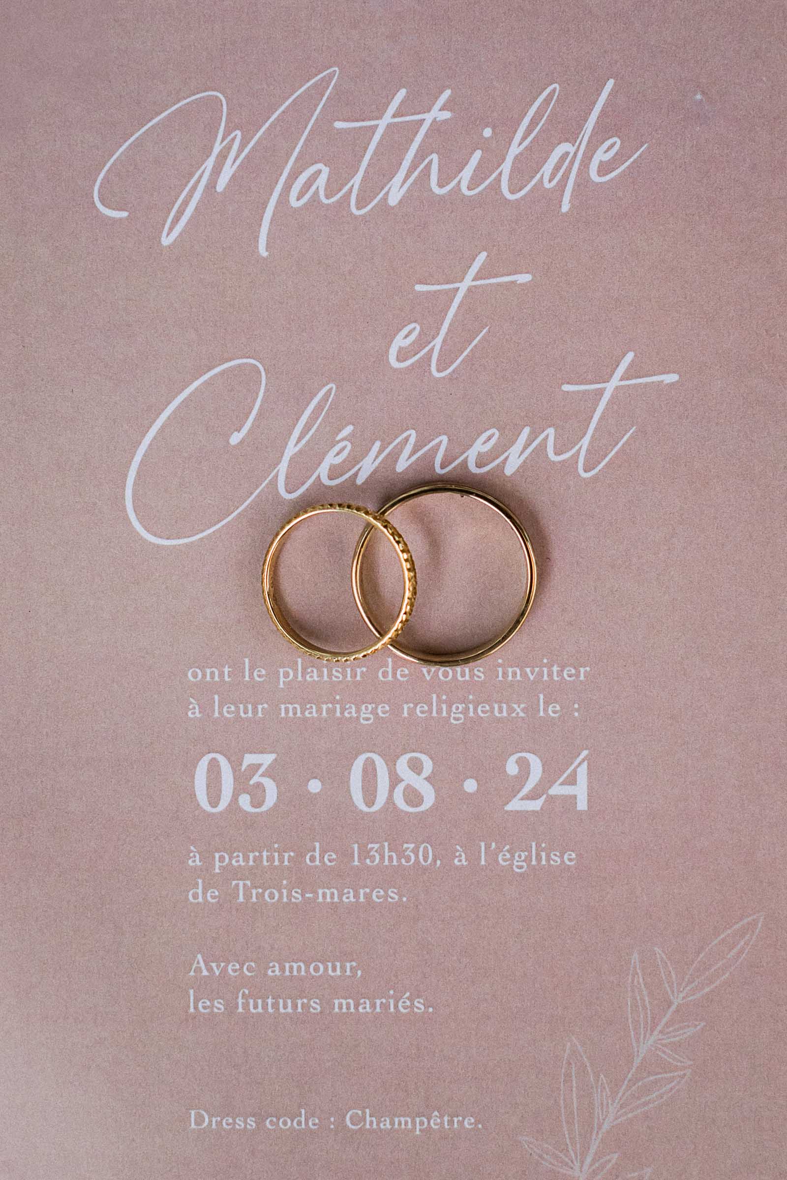 Photographie de Mathieu Dété, photographe de mariage et famille à Saint-Pierre sur l'île de la Réunion 974, présentant le faire-part du mariage