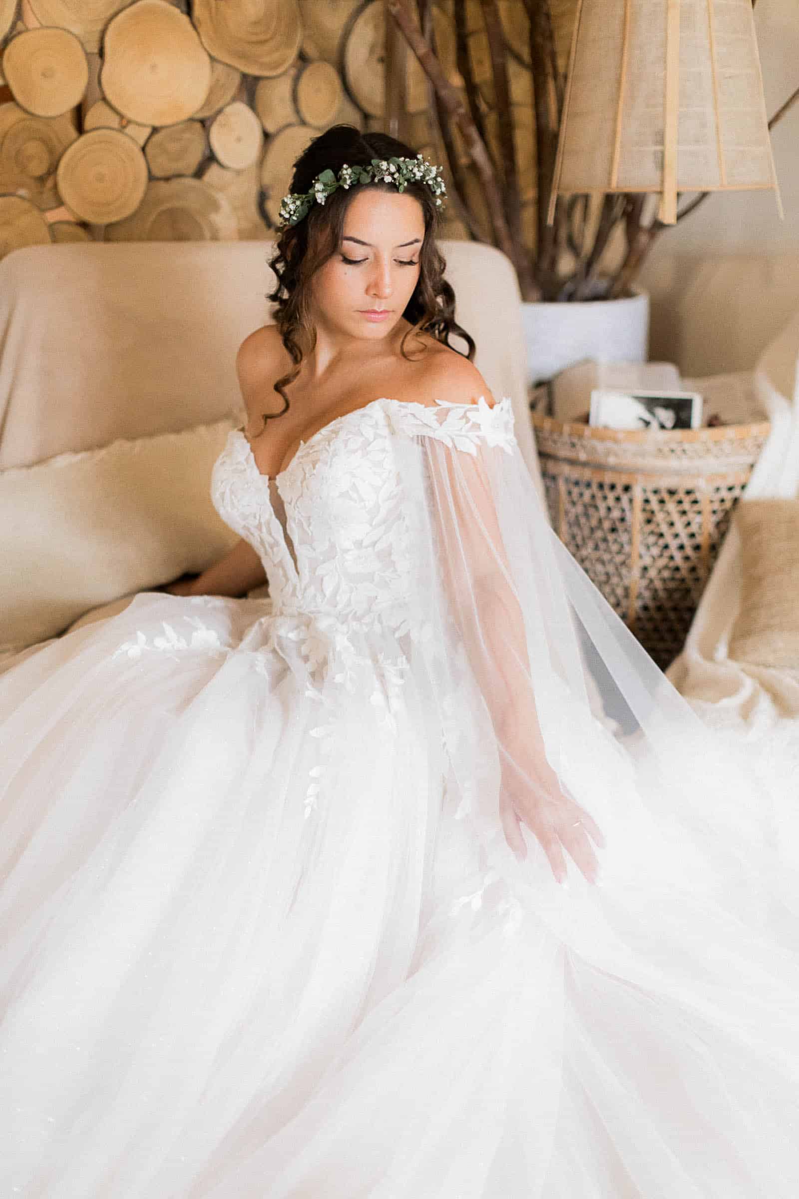 Photographie de Mathieu Dété, photographe de mariage et famille à Saint-Pierre sur l'île de la Réunion 974, présentant un portrait de la mariée après ses préparatifs