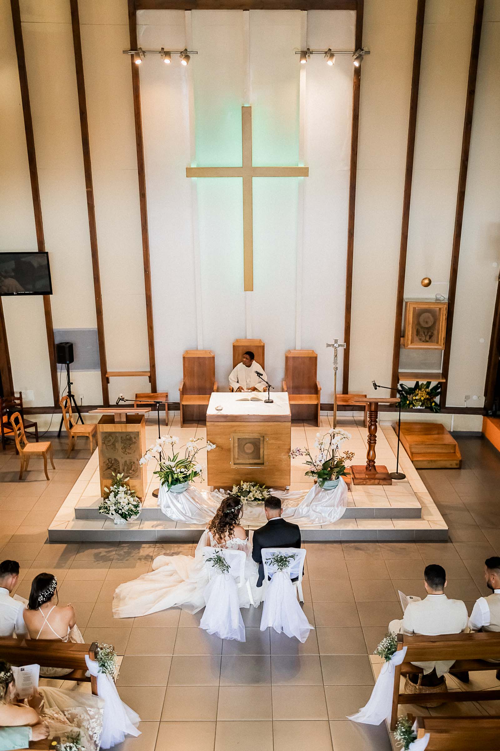 Photographie de Mathieu Dété, photographe de mariage et famille à Saint-Pierre sur l'île de la Réunion 974, présentant les mariés dans l'église du Tampon