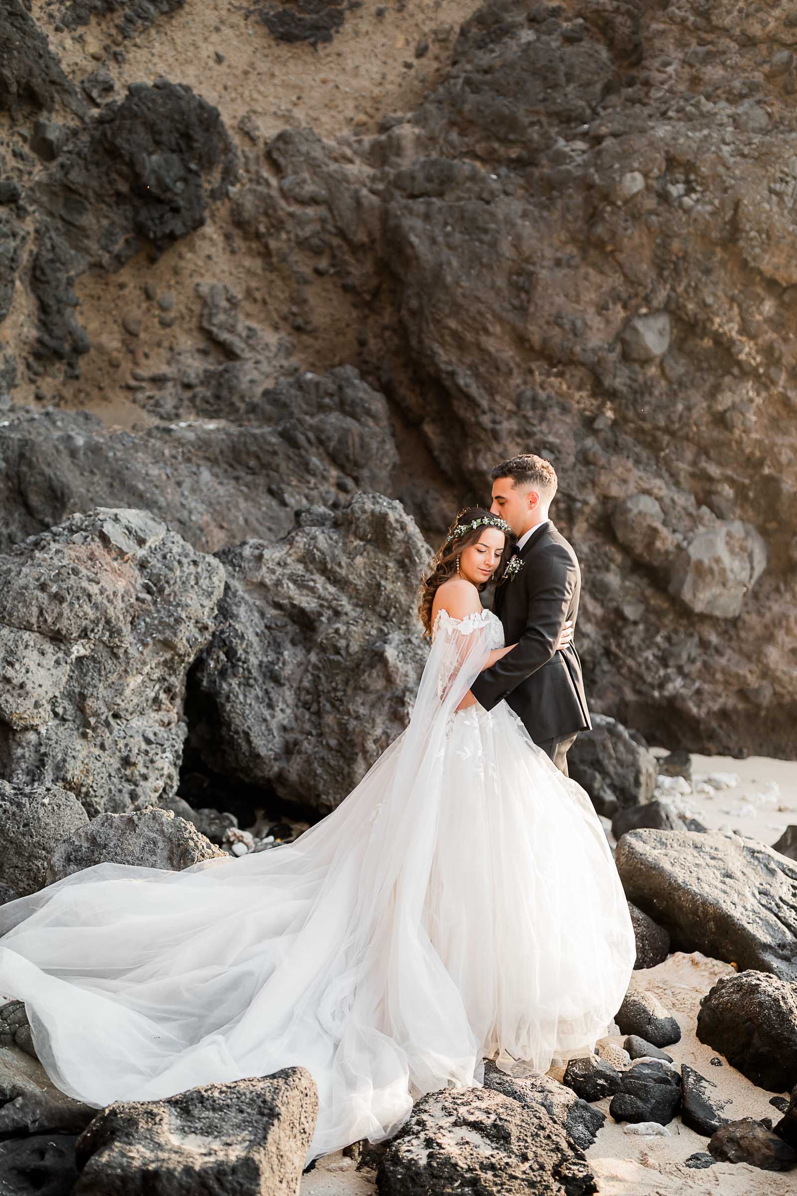 Photographie de Mathieu Dété, photographe de mariage et famille à Saint-Pierre sur l'île de la Réunion 974, présentant un portrait des mariés enlacés sur la plage de Cap Homard
